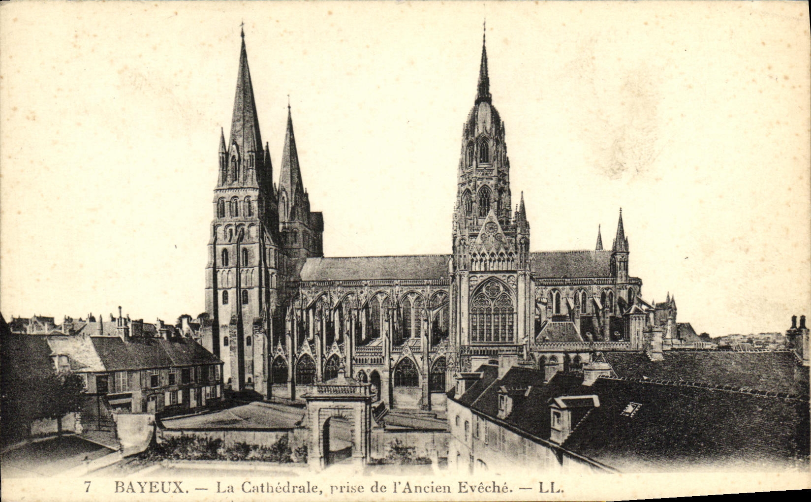 Bayeux — La Cathédrale, prise de l'Ancien Evêché — LL.