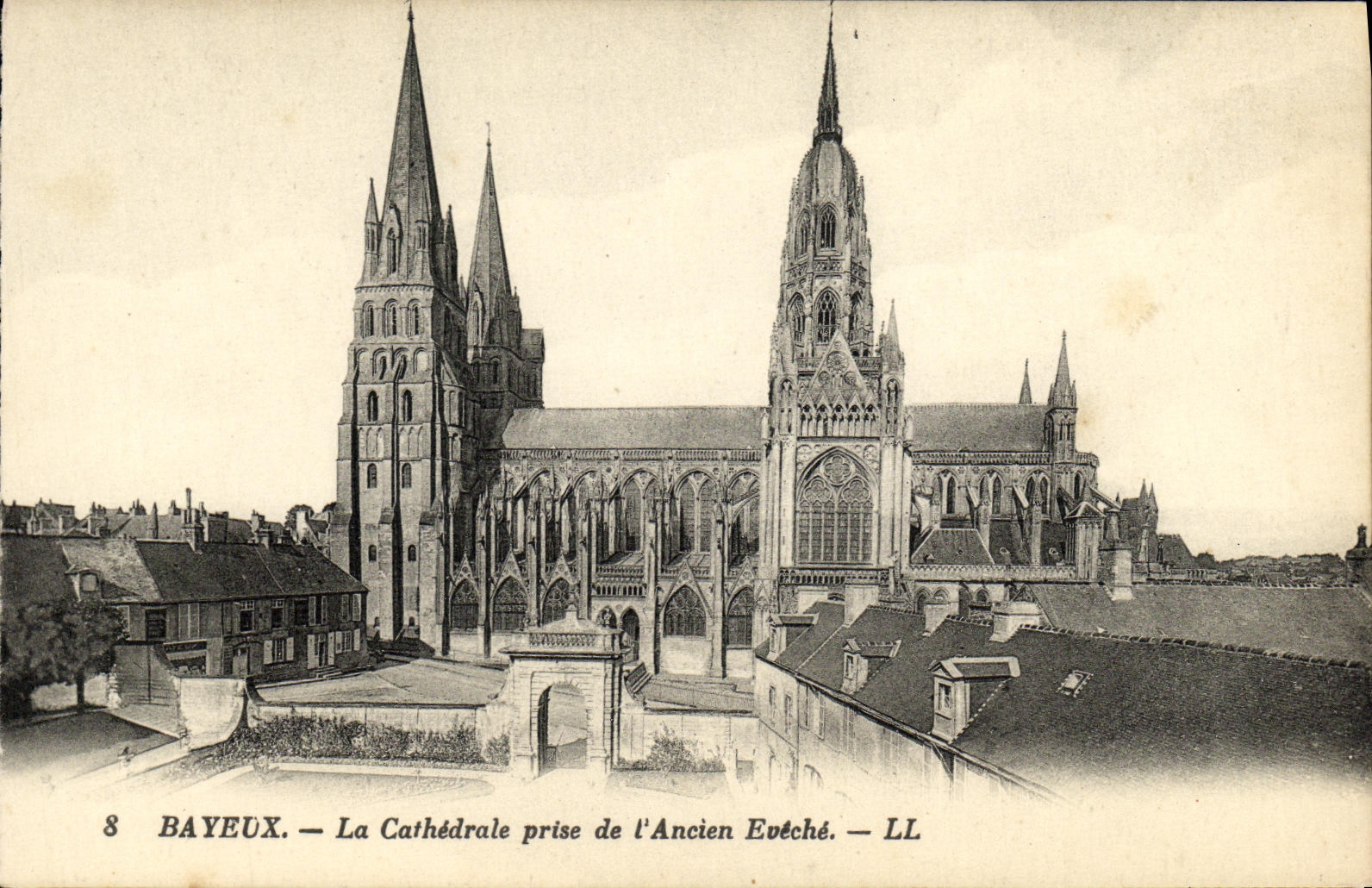 Bayeux — La Cathédrale prise de l'Ancien Evêché — LL
