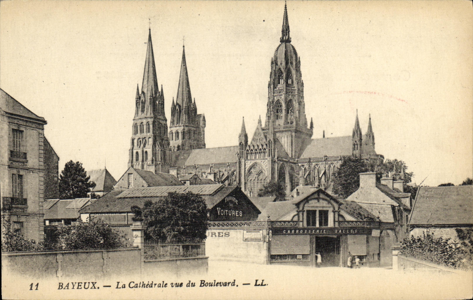 Bayeux — La Cathédrale vue du Boulevard — LL. — N°11