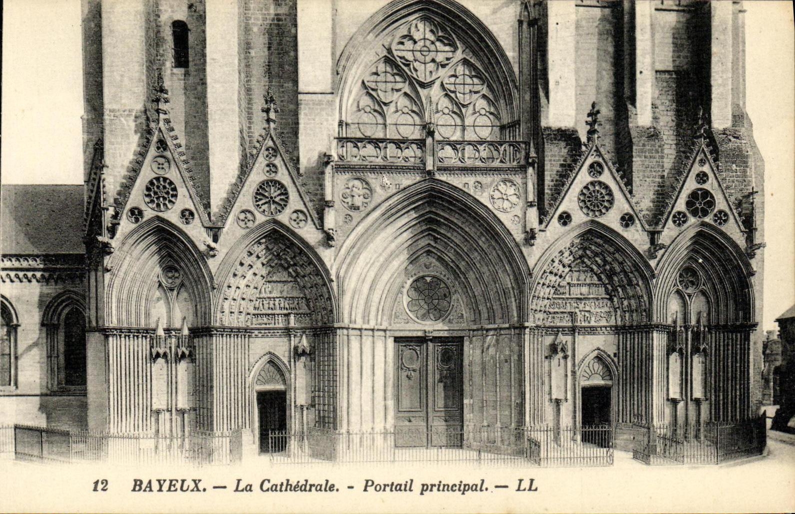 CPA Bayeux La Cathedrale Portail Principal