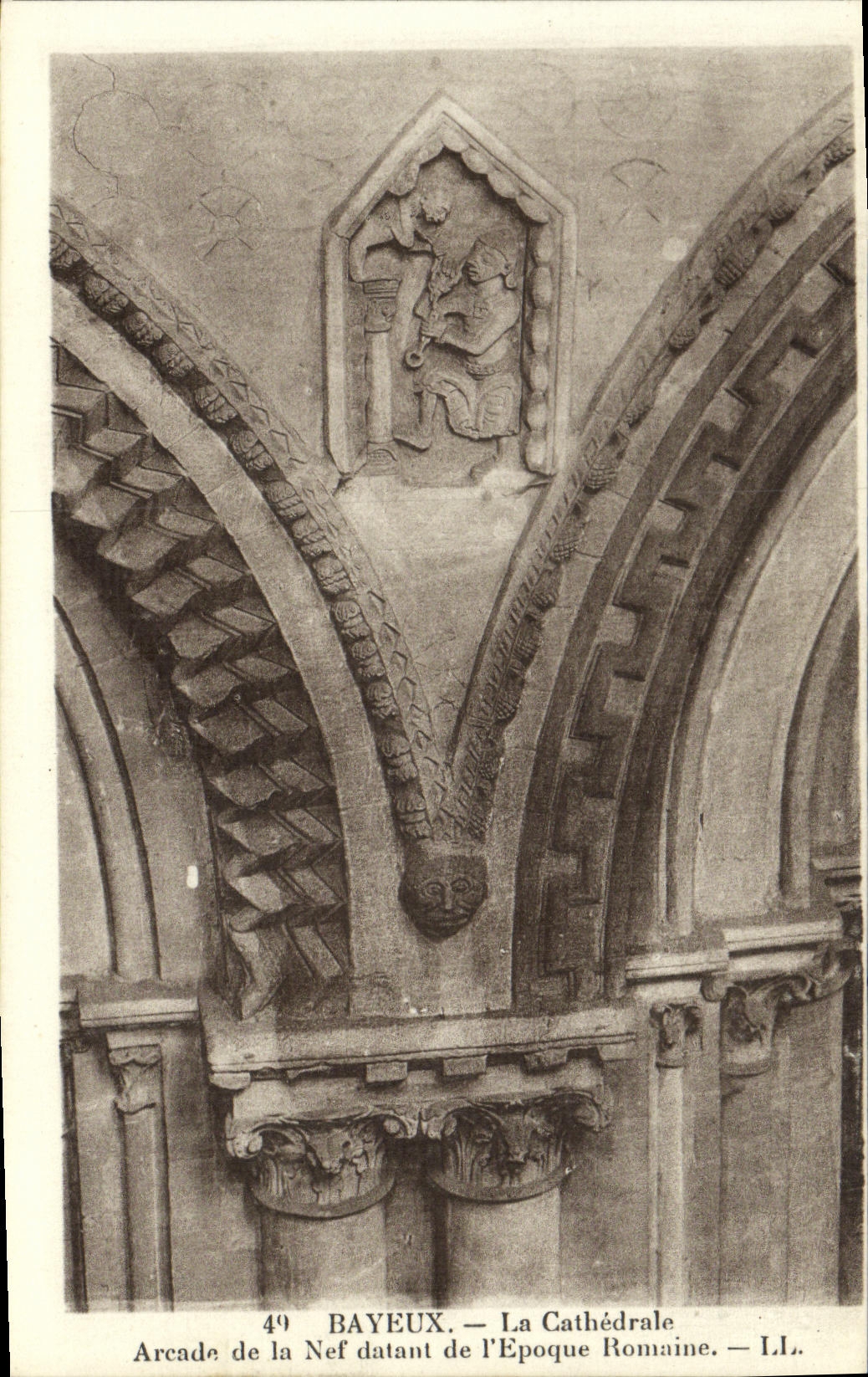 Bayeux — La Cathédrale. Arcade de la Nef datant de l'Époque Romane — LL.