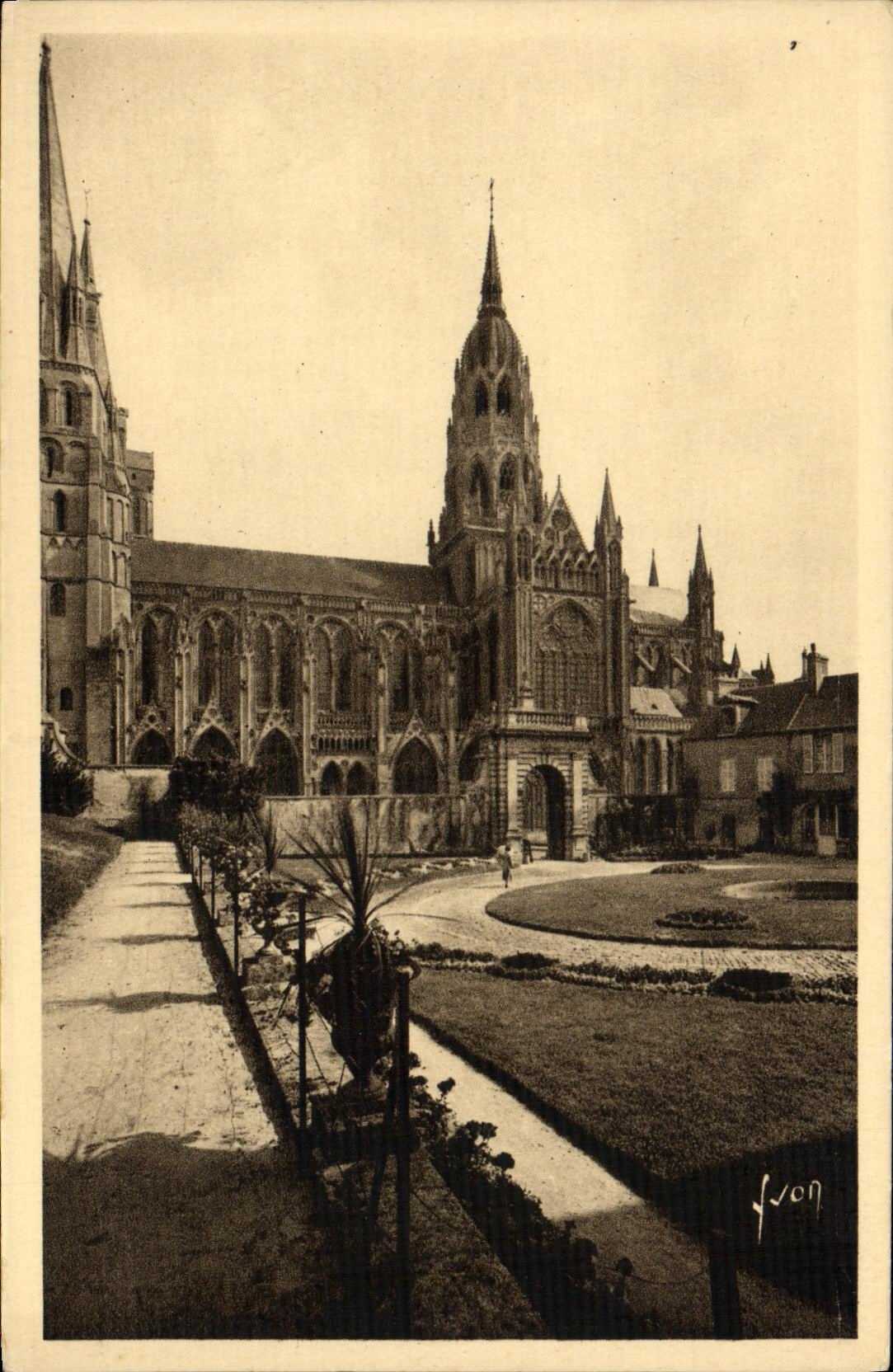 Bayeux — Les Jardins de l'Ancien Evêché et la Cathédrale — Edition d'Art VON, Paris