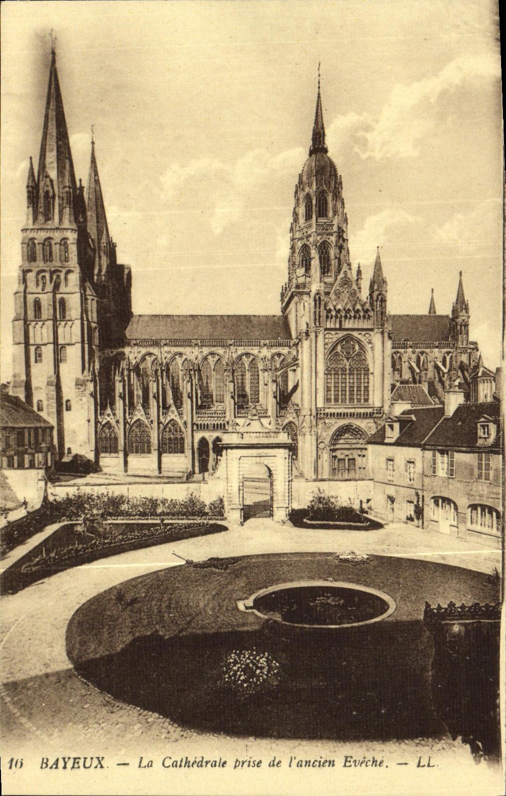 Bayeux — La Catedral vista desde el antiguo Obispado — LL