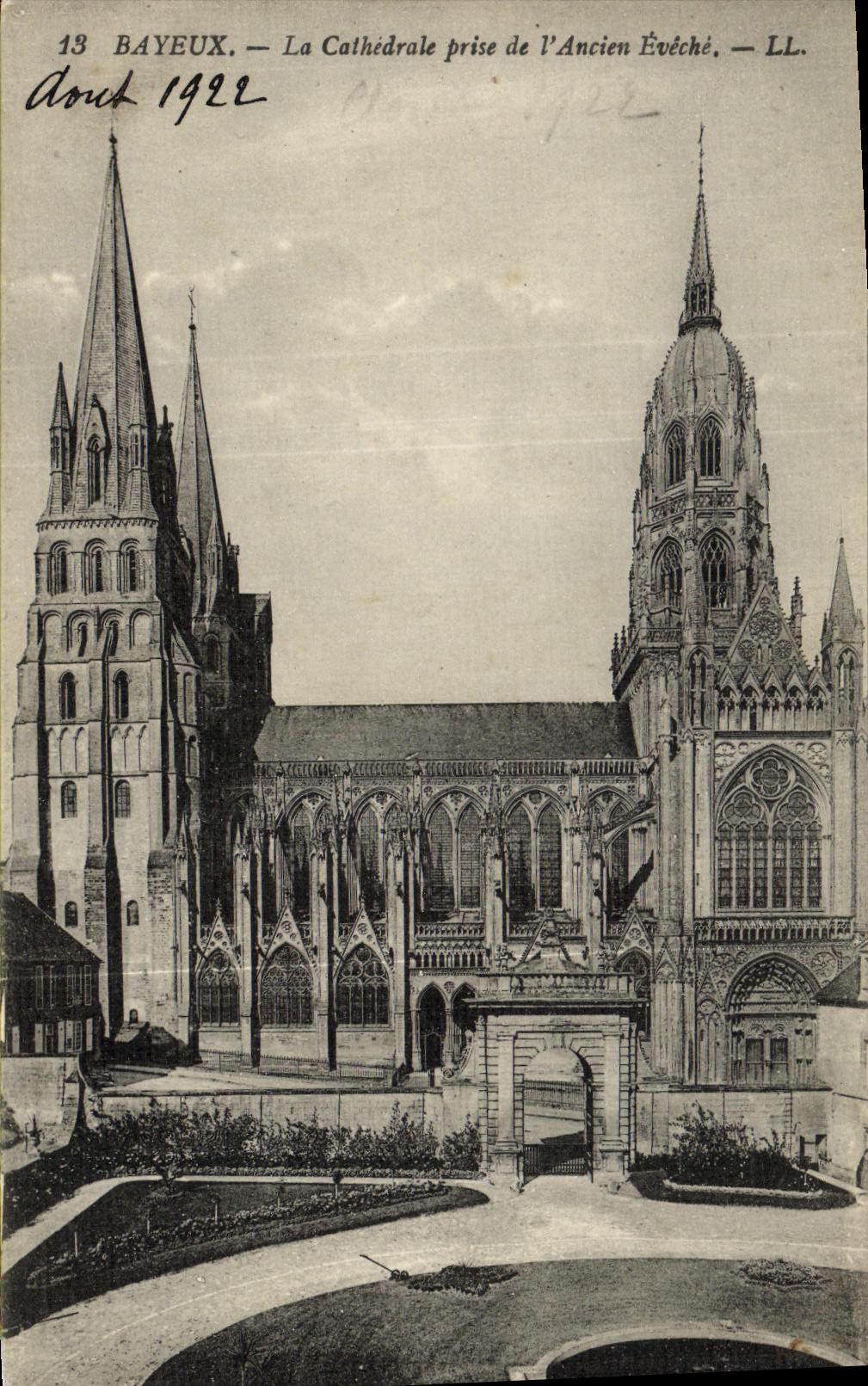 Bayeux — La Cathédrale prise de l'Ancien Évêché — LL. — 1922