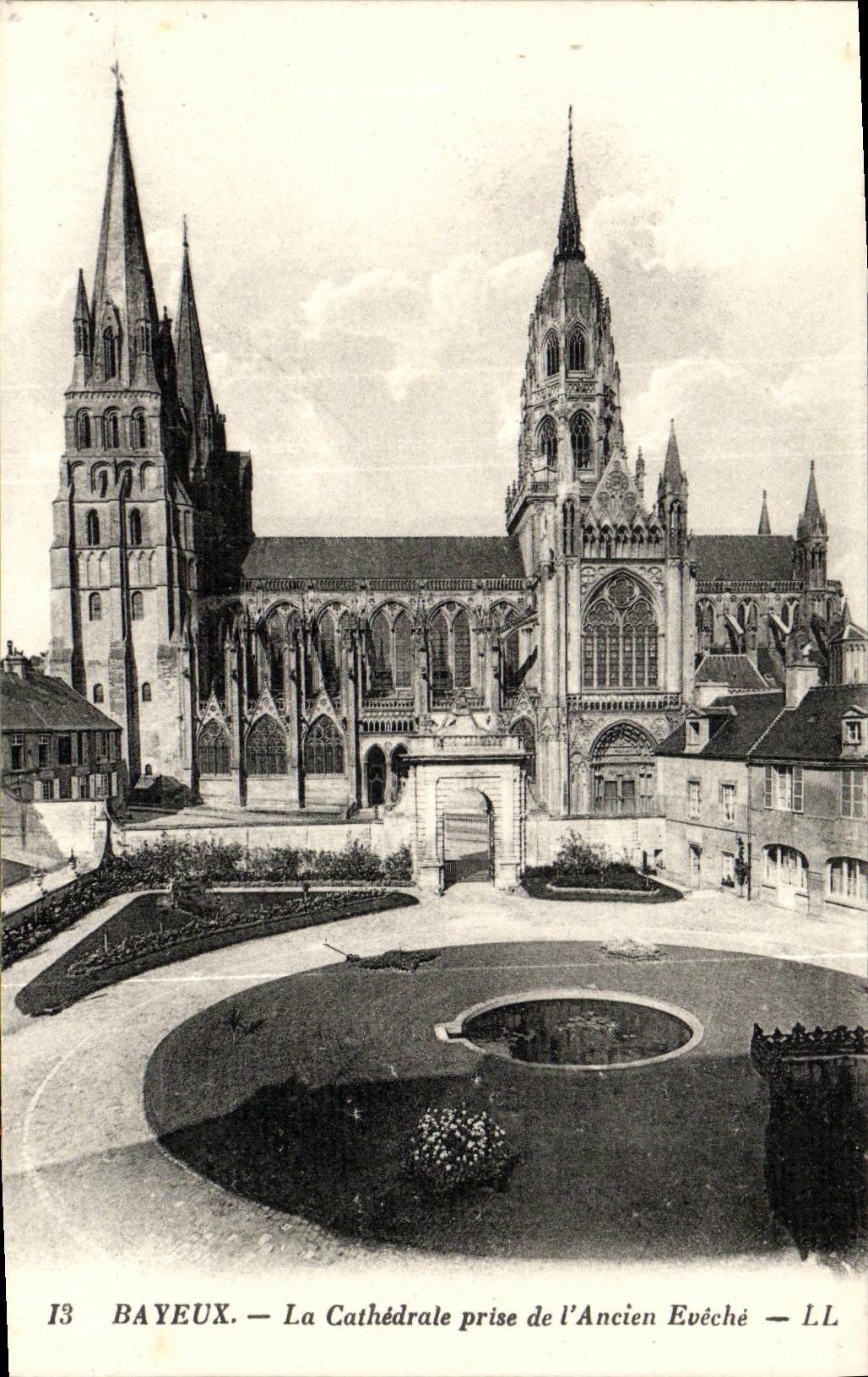 Bayeux — La Cathédrale prise de l'Ancien Evêché — LL
