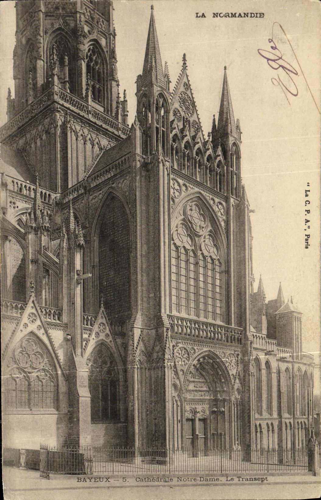 Bayeux — Cathédrale Notre-Dame. Le Transept — La C.P.A., Paris, n°5