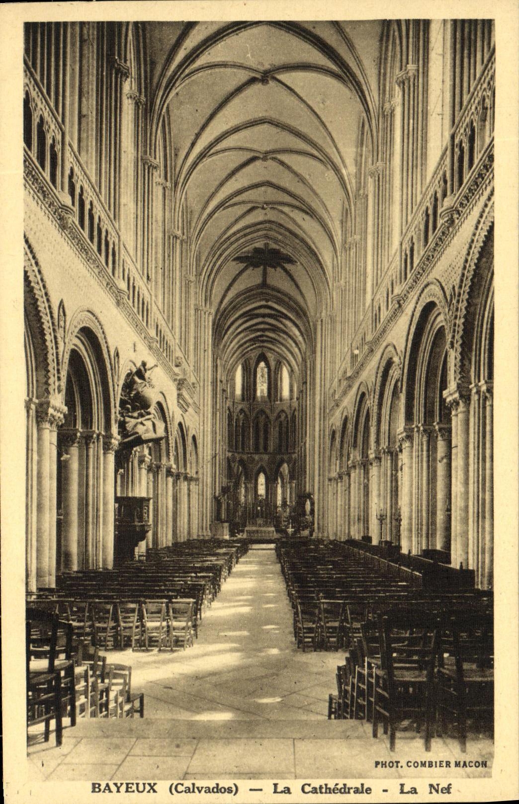 CPA Bayeux la Cathedrale La nef