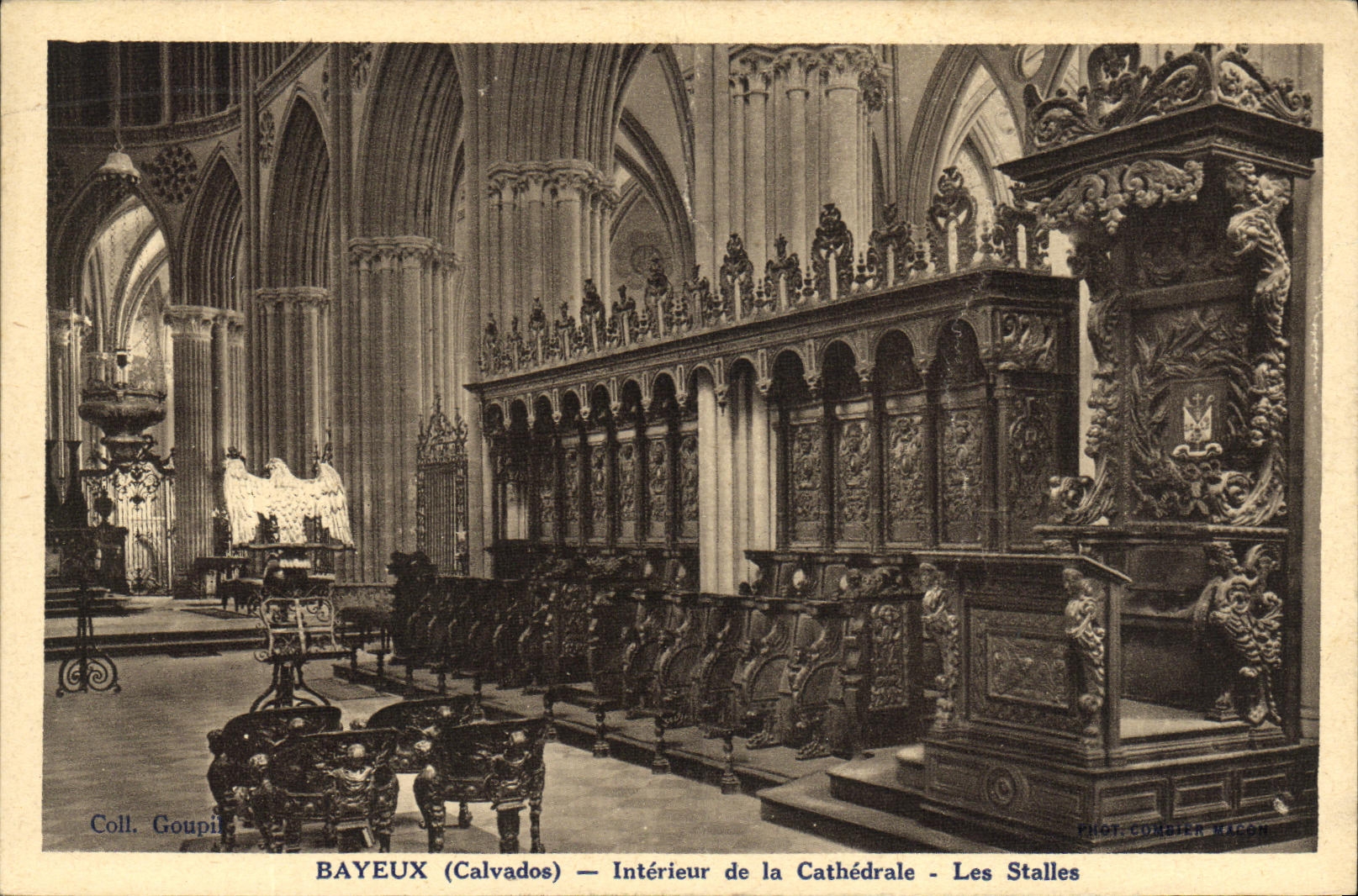 CPA Bayeux Interieur de la Cathedrale Les Stalles