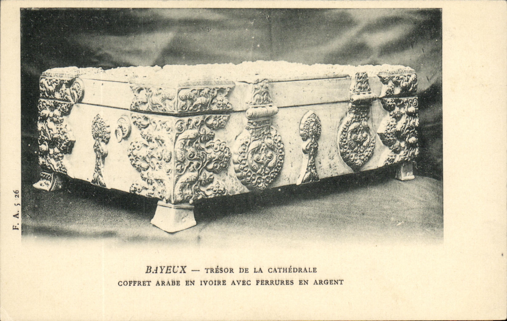 Bayeux — Trésor de la cathédrale — Coffret arabe en ivoire avec ferrures en argent