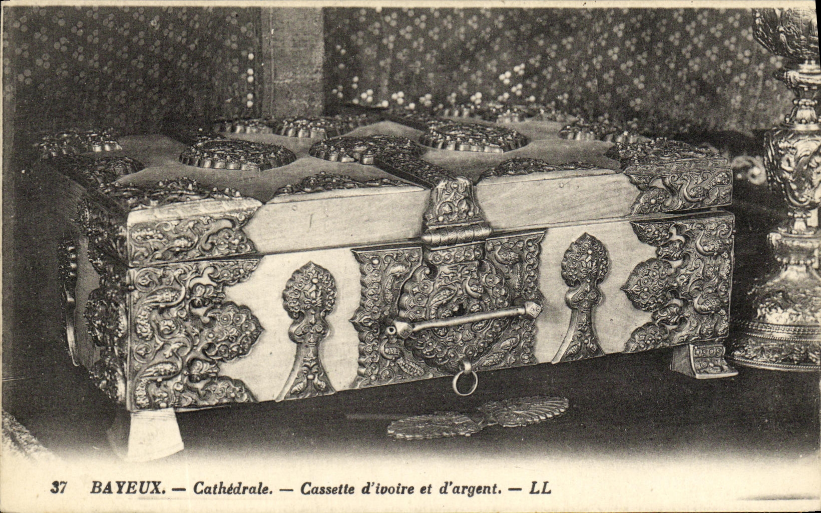 Bayeux — Cathédrale — Cassette d'ivoire et d'argent — LL