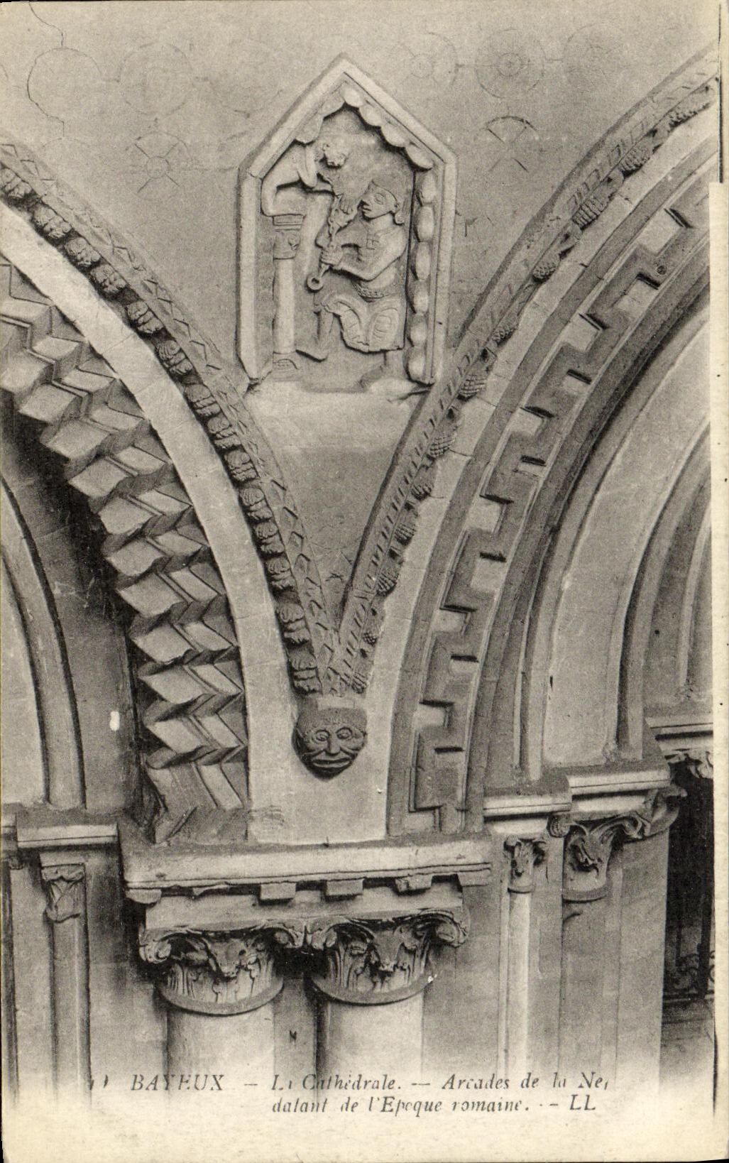 Bayeux — La Cathédrale — Arcades de la nef datant de l'Époque romaine — LL