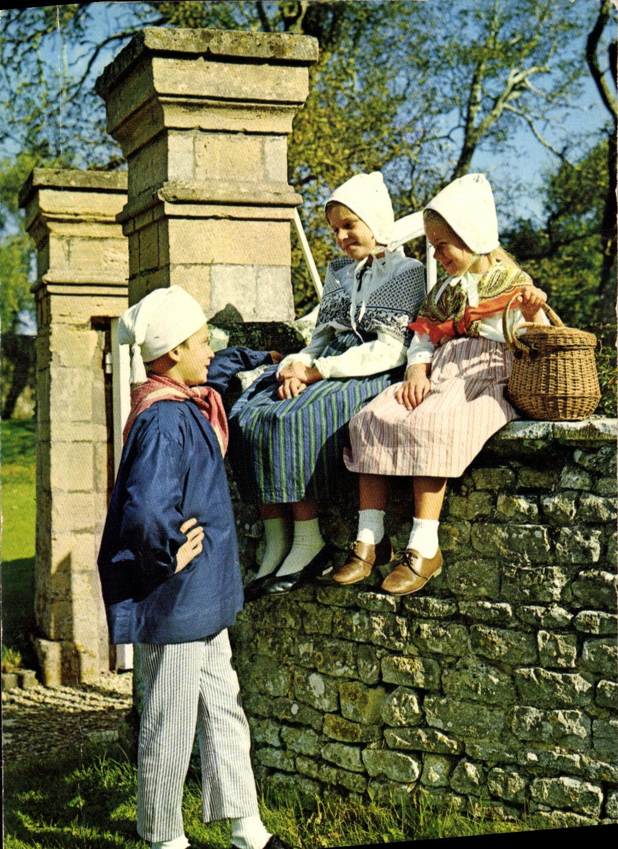 Enfants en costume normand — 158 - La Normandie — ARTAUD Frères Éditeurs