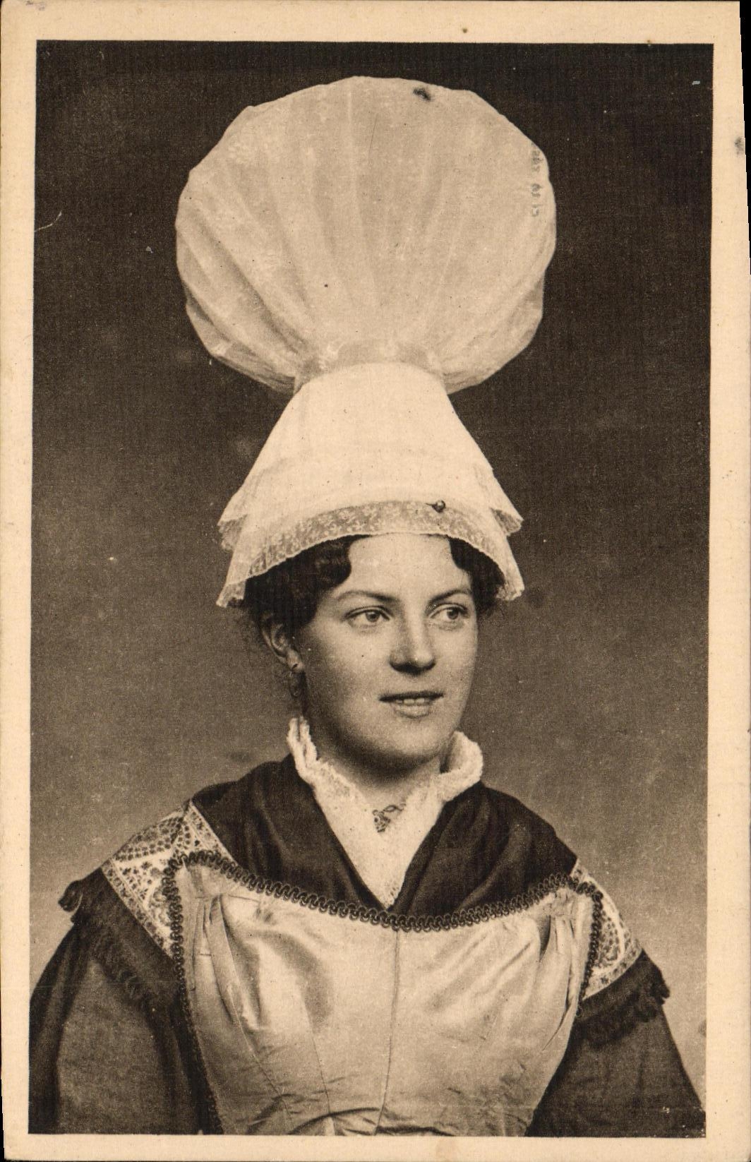 Coiffe de Bayeux — La Normandie — Éditeur Lévy et Meudon Réunis, Paris