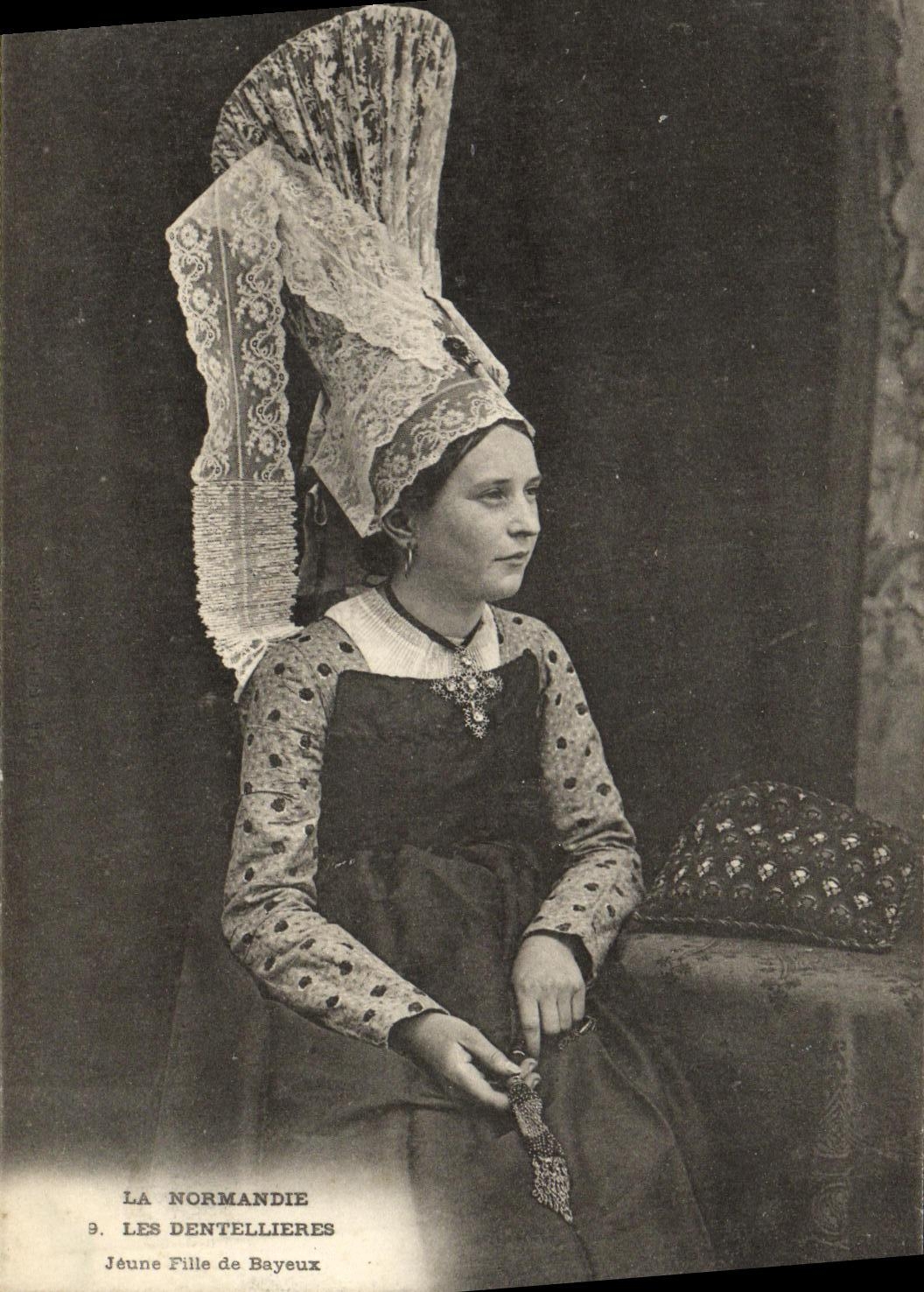 Jeune fille de Bayeux — Les Dentellières — La Normandie, série 9