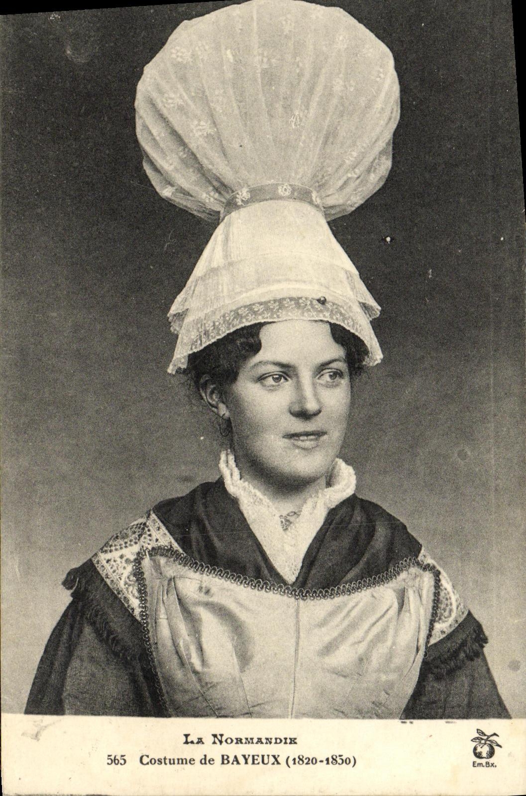 CPA La Normandie Costume de Bayeux Folklore