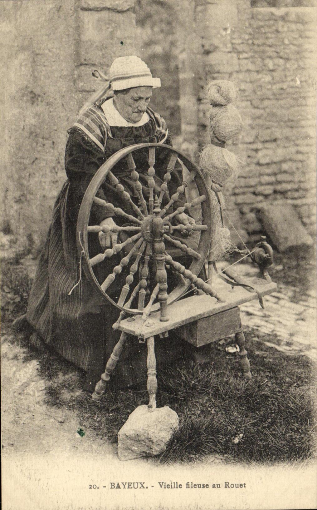 Bayeux — Vieille fileuse au Rouet — Carte postale n°20