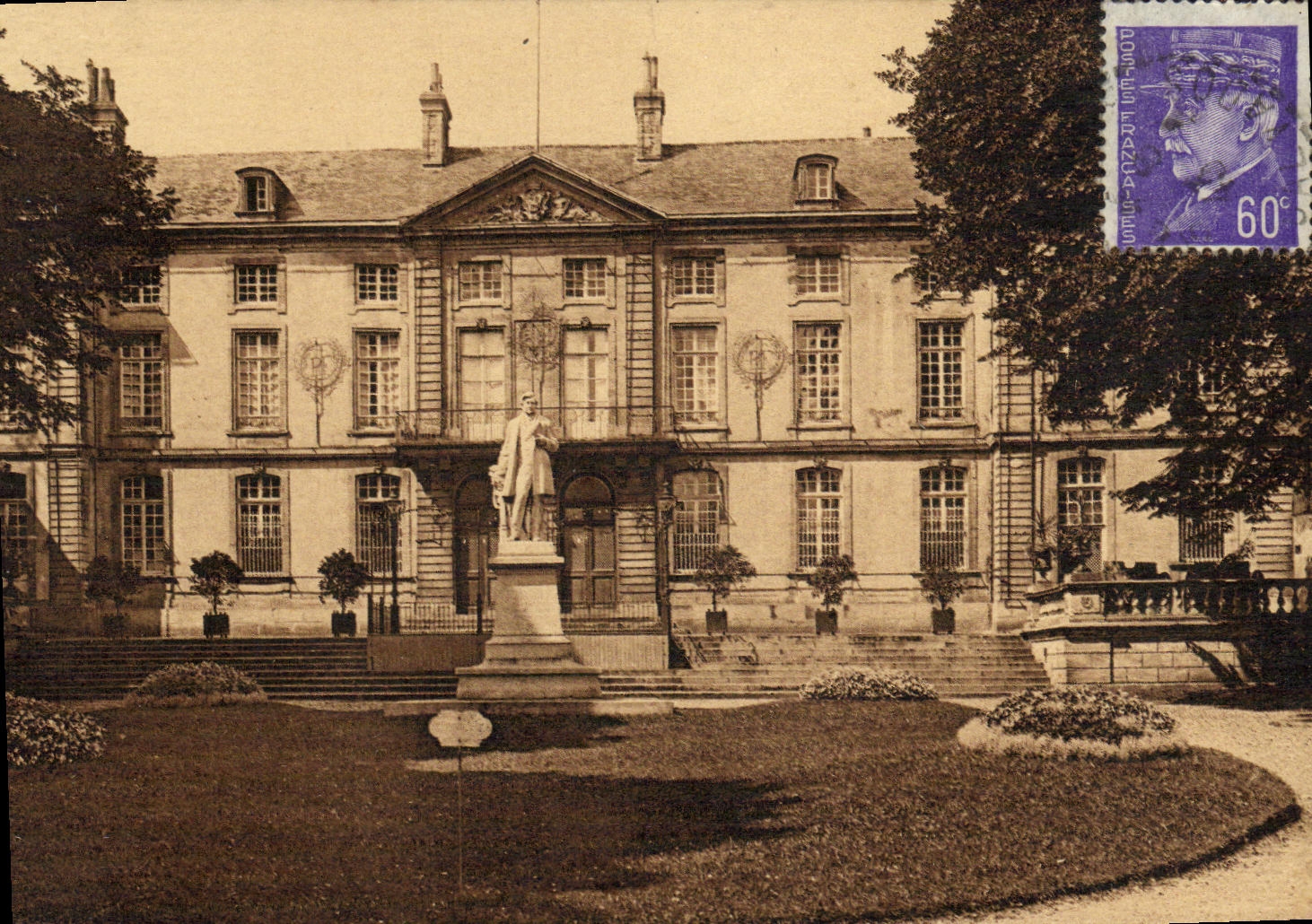 CPA Bayeux L Hotel de Ville Le square et la statue d Arcisse de Caumont