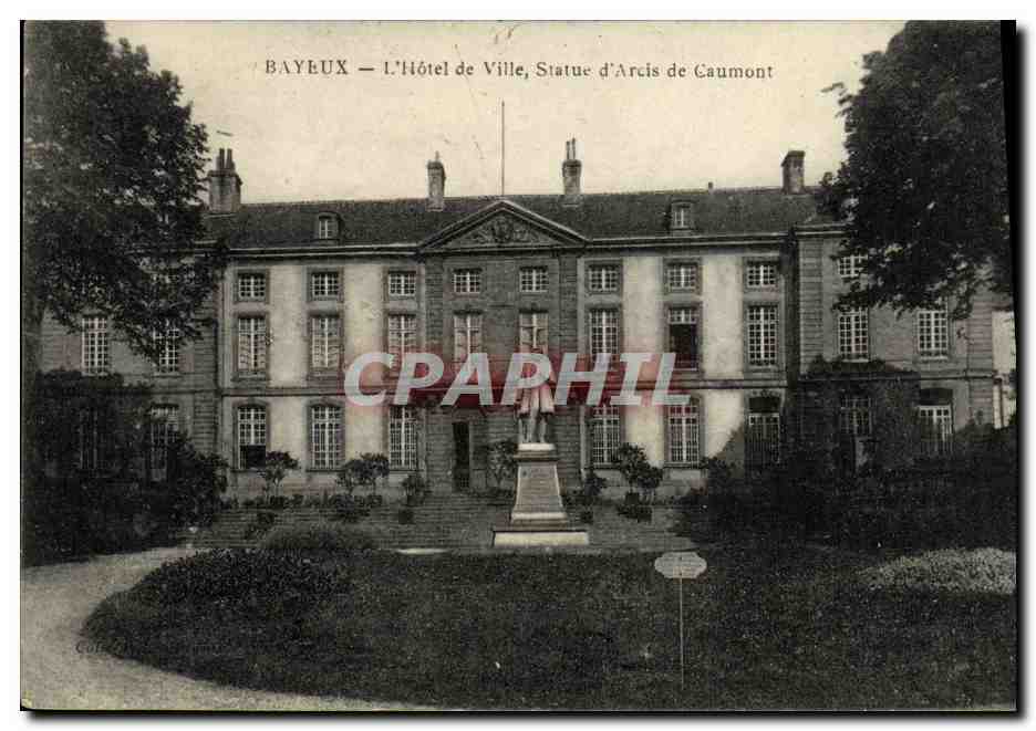 CPA Bayeux L Hotel de Ville Statue d Arche de Caumont