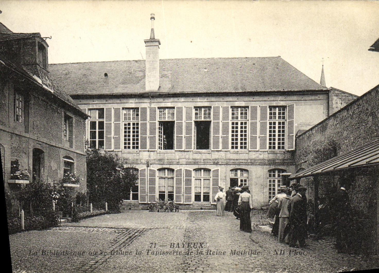 CPA Bayeux La bibliotheque ou se trouve la tapisserie de la reine Mathilde