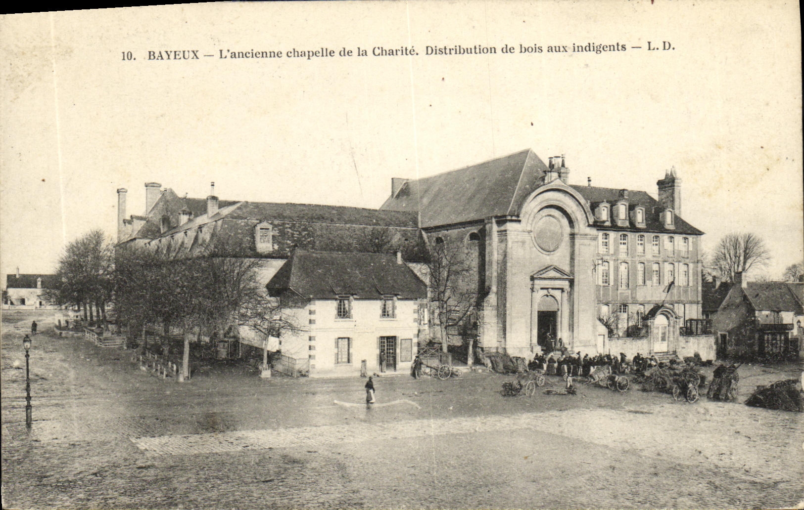 Bayeux — L'ancienne chapelle de la Charité — Distribution de bois aux indigents — L. D.