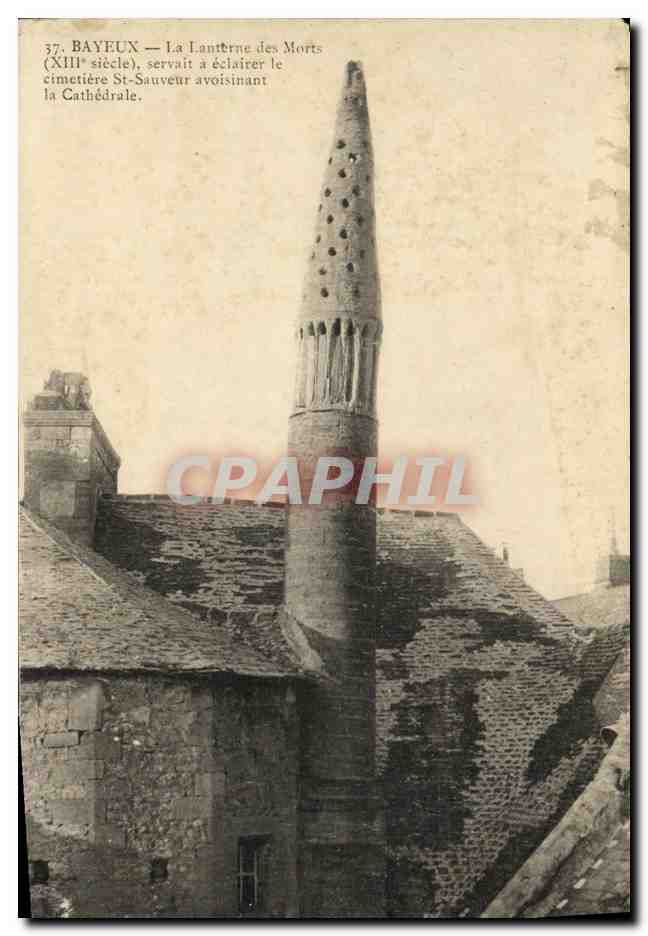 Bayeux — La Lanterne des Morts (XIIIe siècle), servant à éclairer le cimetière St-Sauveur avoisinant la Cathédrale