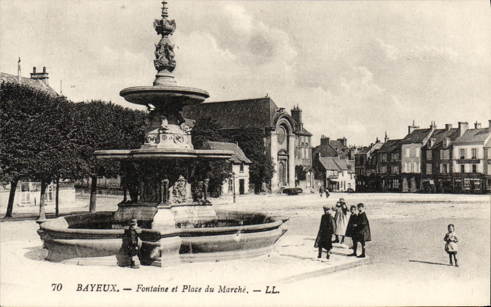 Bayeux — Fontaine et Place du Marché — LL.