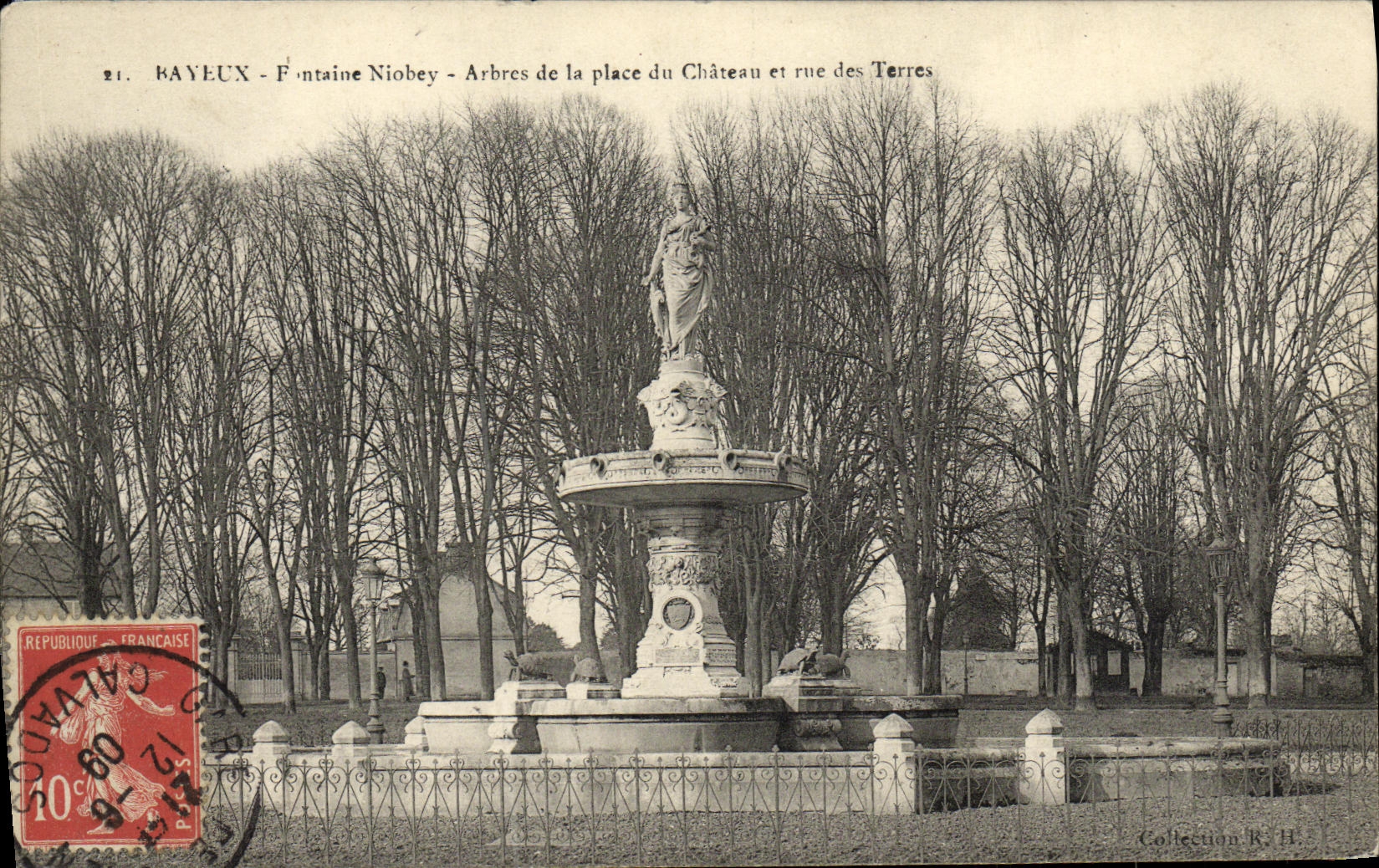 CPA Bayeux Fontaine Niobey Arbres de la Place du Chateau et rue des Terres