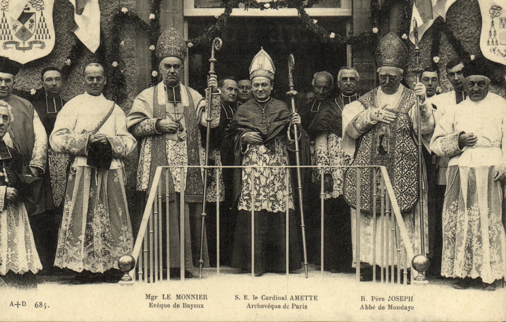 Cérémonie religieuse — Mgr Le Monnier, S.E. le Cardinal Amette, R. Père Joseph — A+D 685