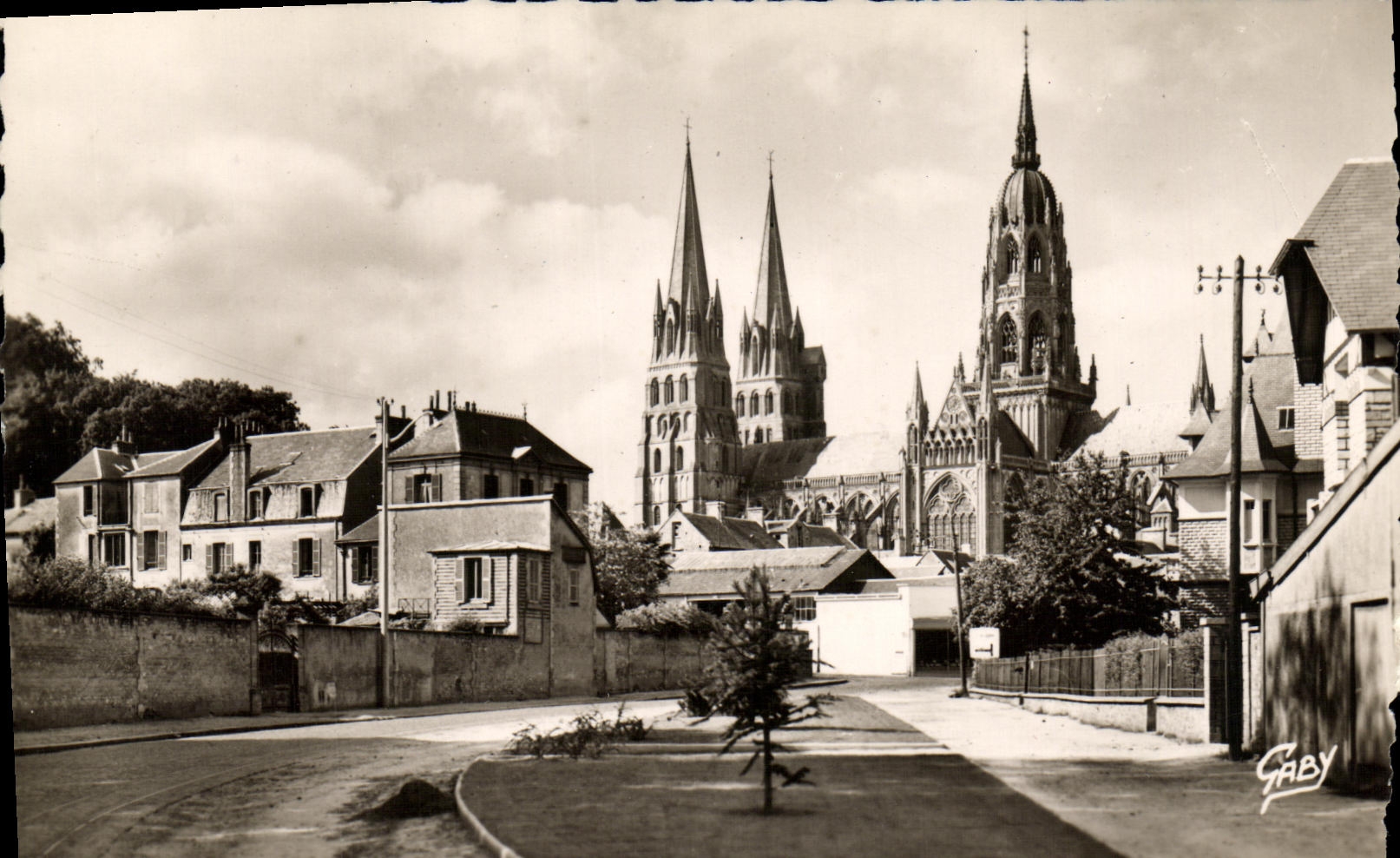 Bayeux (Calvados) — Boulevard Sadi-Carnot et la Cathédrale — Éditions GABY