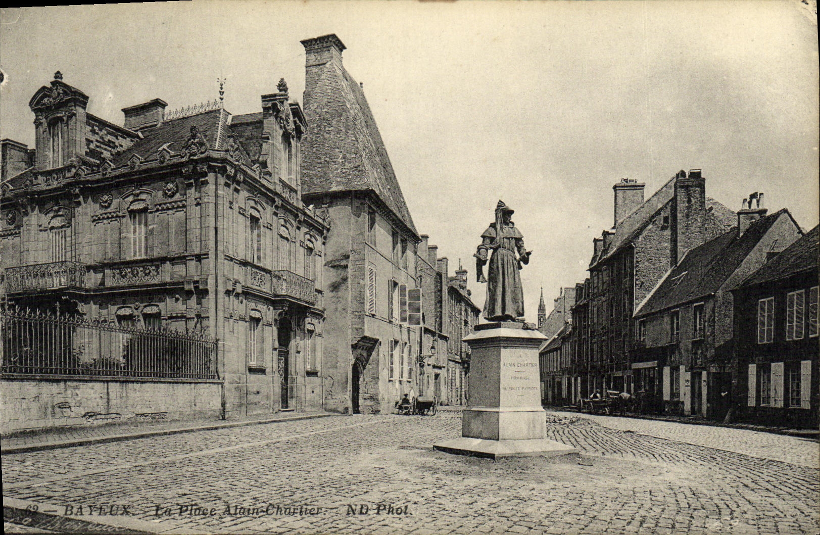 Bayeux — La Place Alain Chartier — ND Phol.