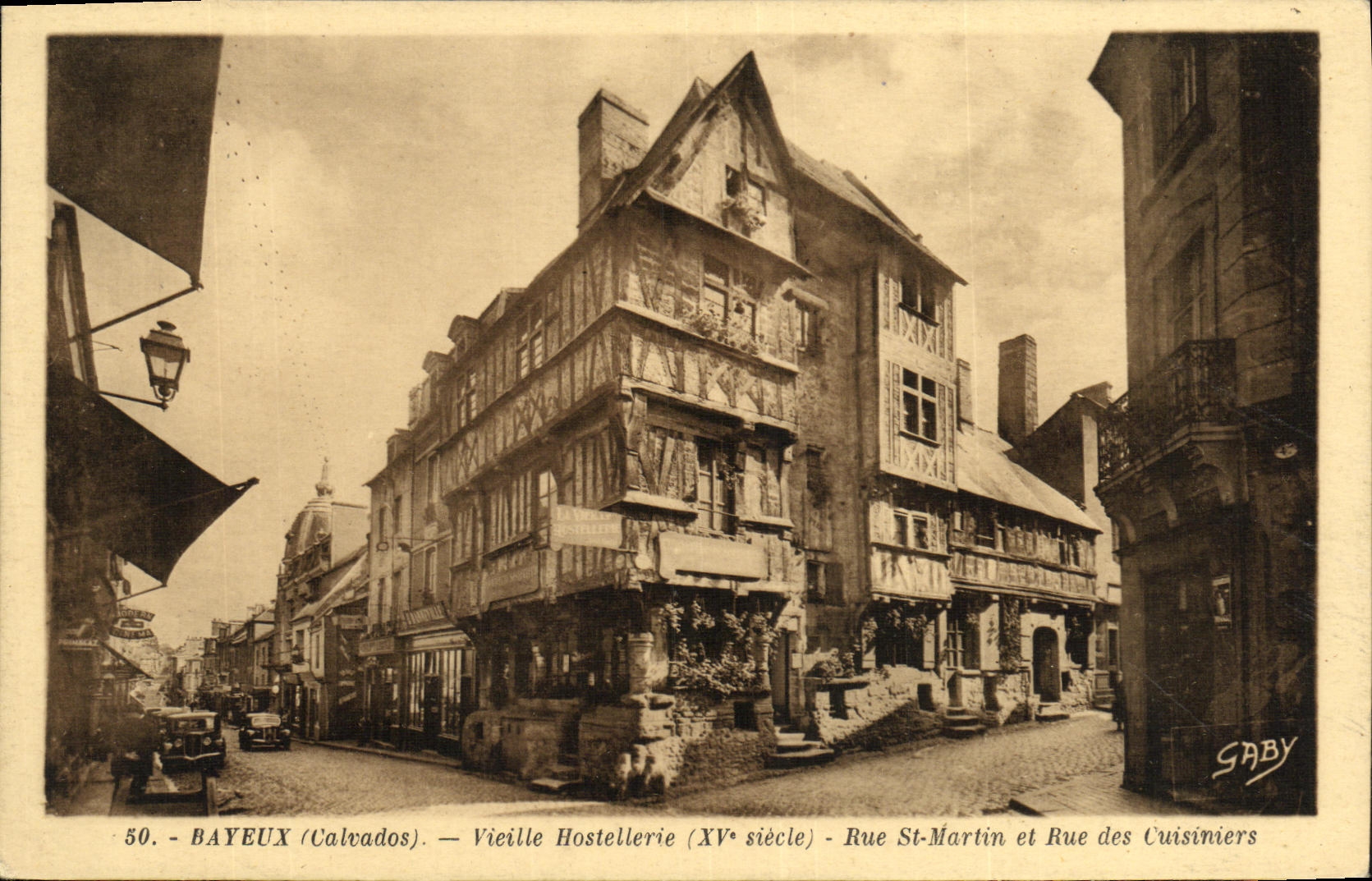 Bayeux (Calvados) — Vieille Hostellerie (XVe siècle) — Rue St-Martin et Rue des Cuisiniers — Gaby