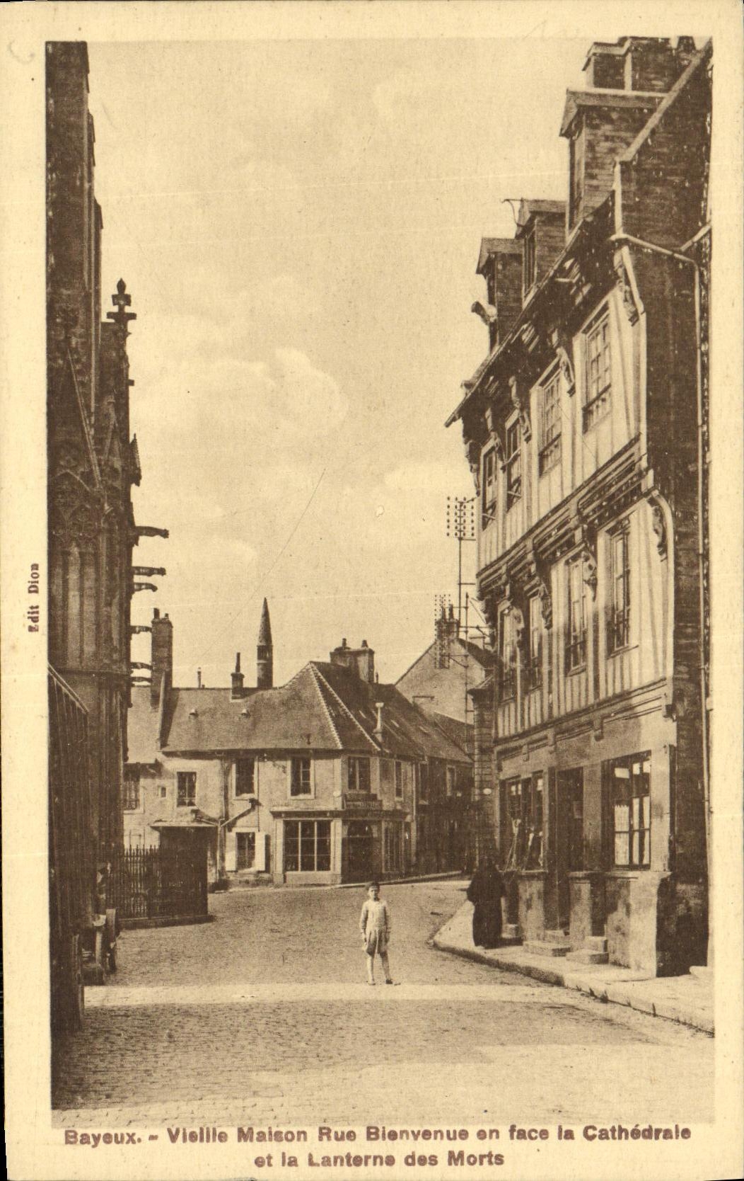 Bayeux — Vieille Maison Rue Bienvenue en face la Cathédrale et la Lanterne des Morts — Édit Diosa