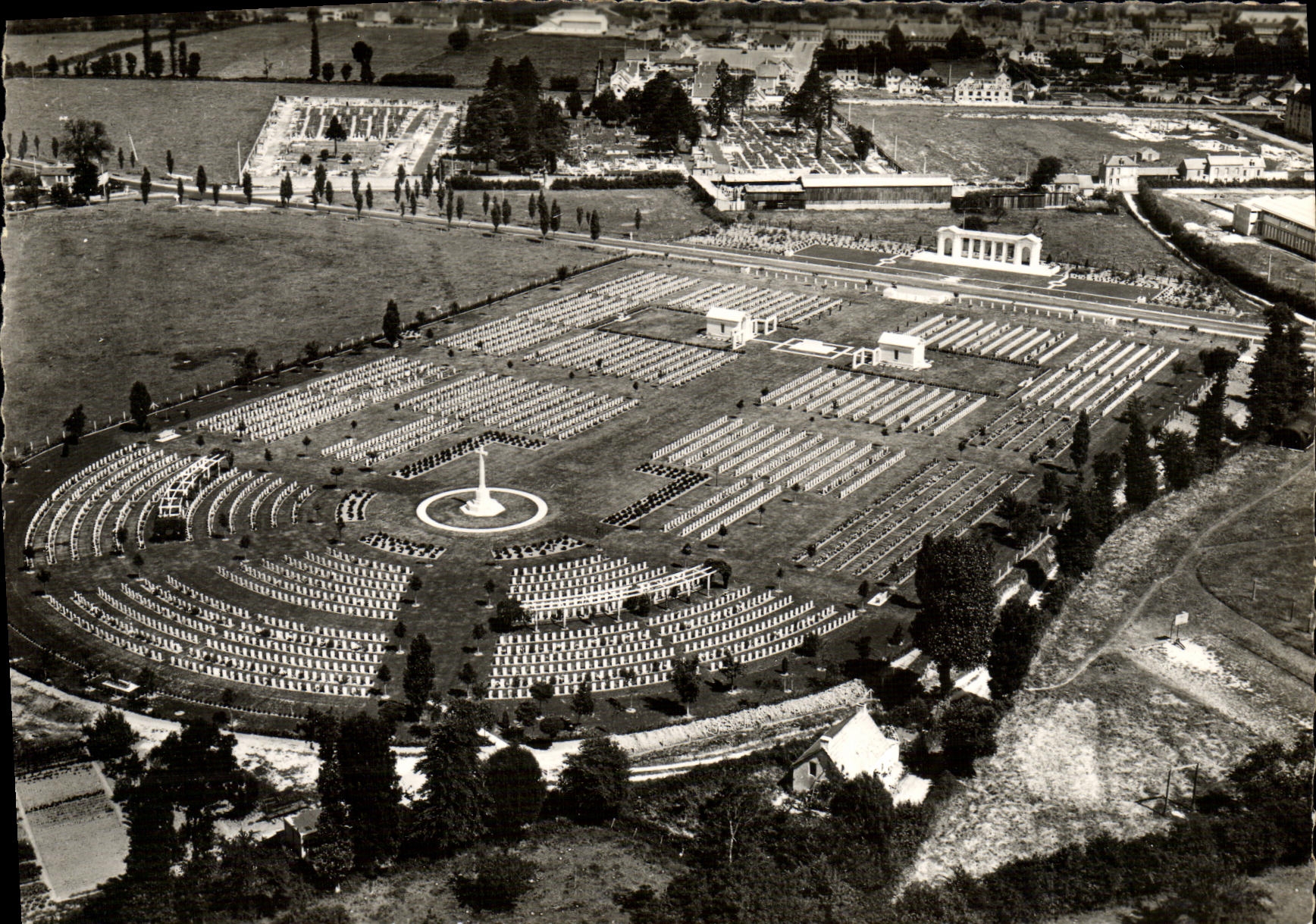 Cimetière Britannique à Bayeux — vue aérienne — Éditions LAPIE