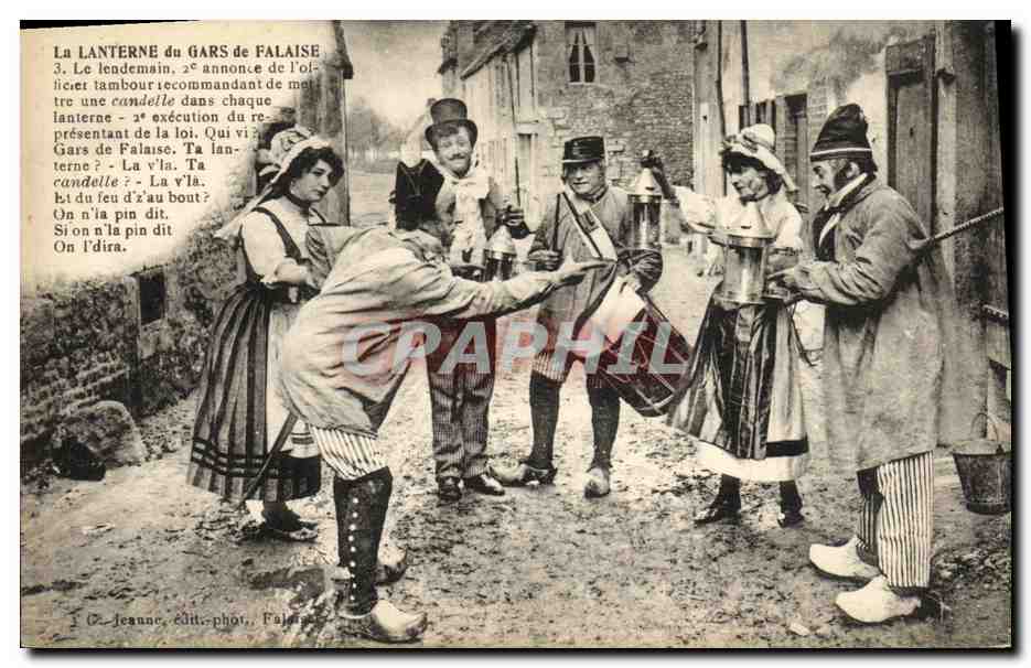 CPA La Lanterne du Gars de Falaise Folklore Costume
