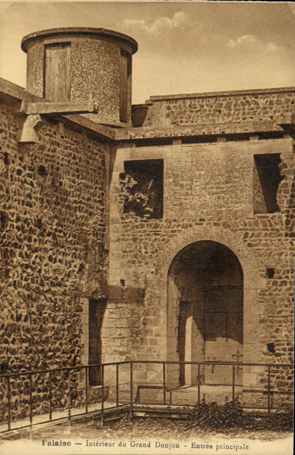 Falaise — Intérieur du Grand Donjon — Entrée principale — Edit. Borey, Falaise