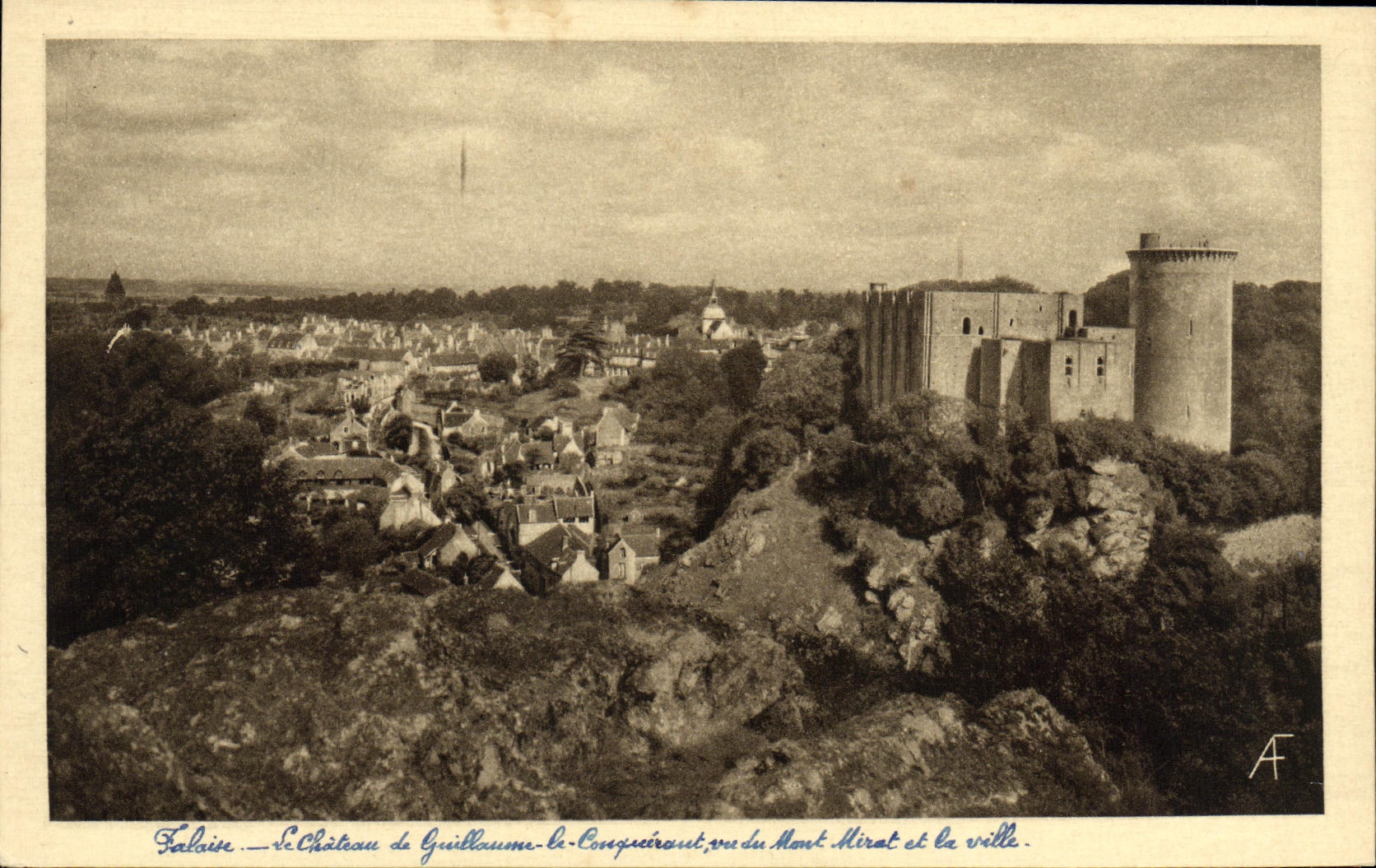 Falaise — Le Château de Guillaume-le-Conquérant, vu du Mont Mirat et la ville — A. Froment, Caen