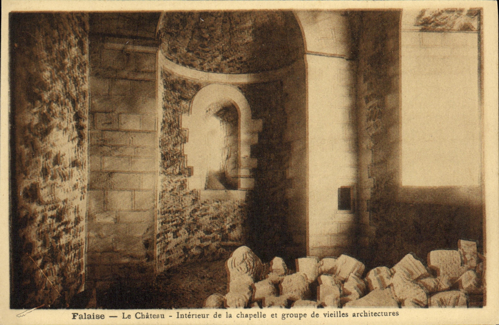 Falaise — Le Château — Intérieur de la chapelle et groupe de vieilles architectures
