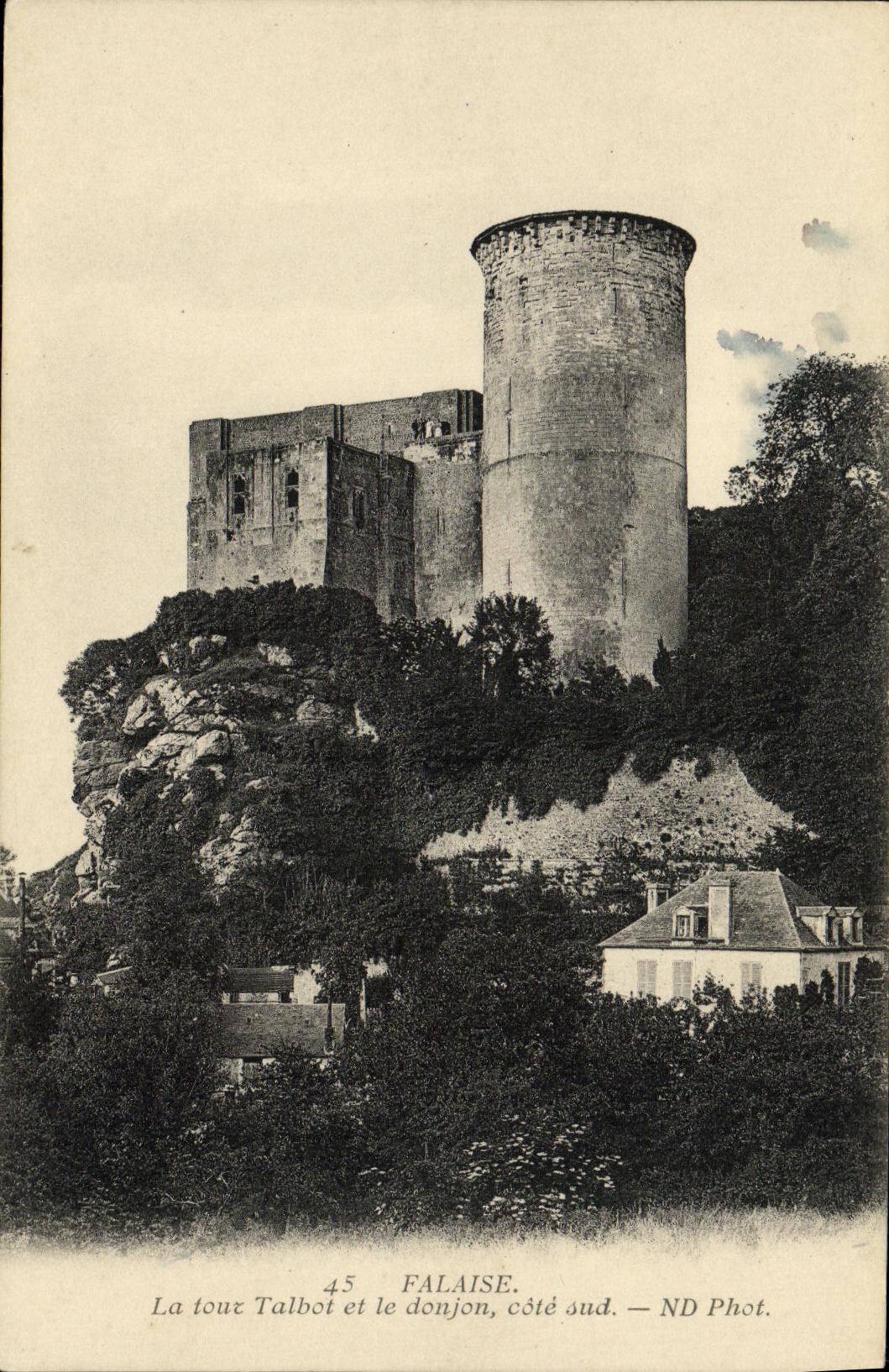 FALAISE — La tour Talbot et le donjon, côté sud — ND Phot.