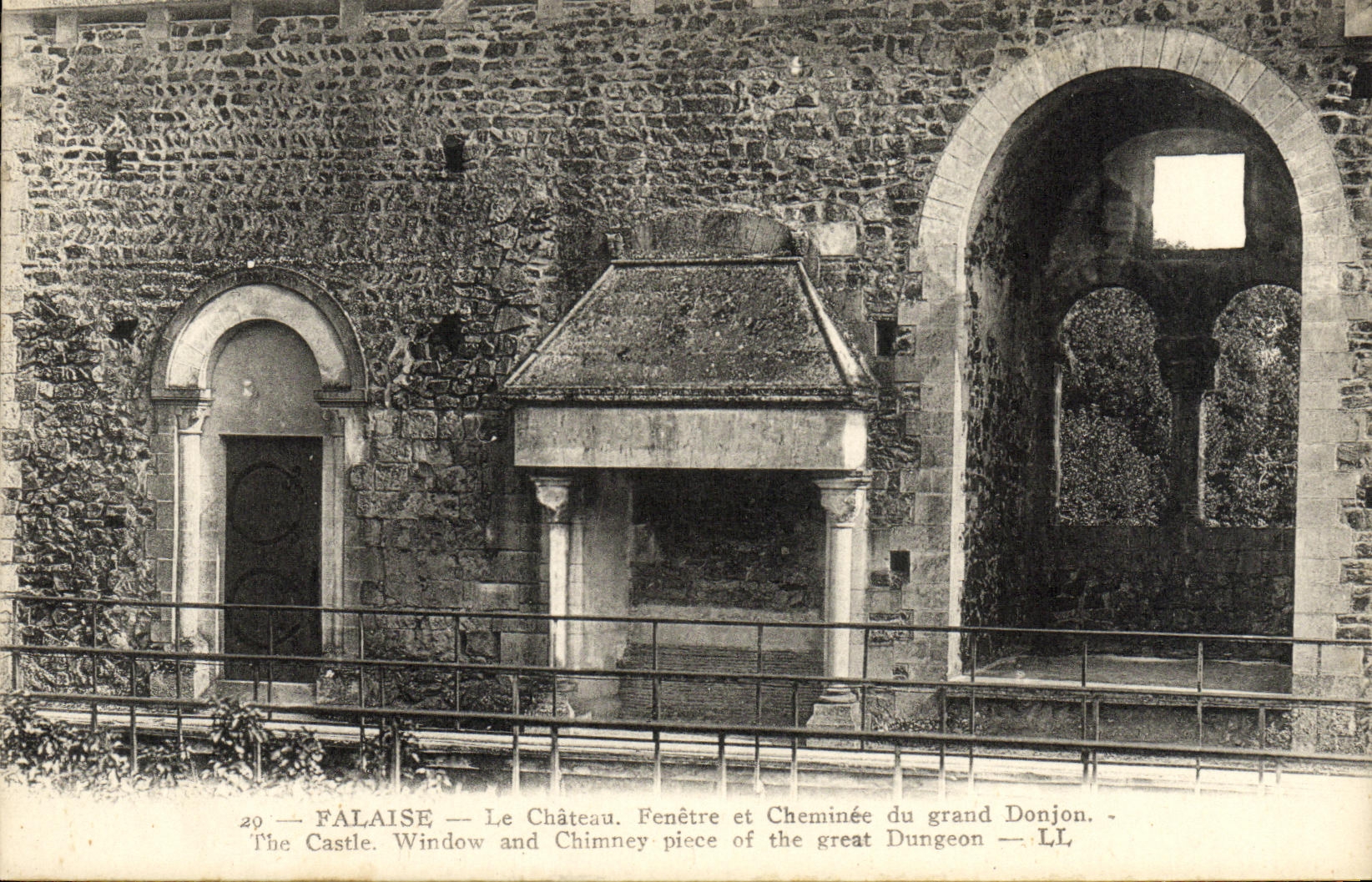 Falaise — Le Château. Fenêtre et Cheminée du grand Donjon — LL.