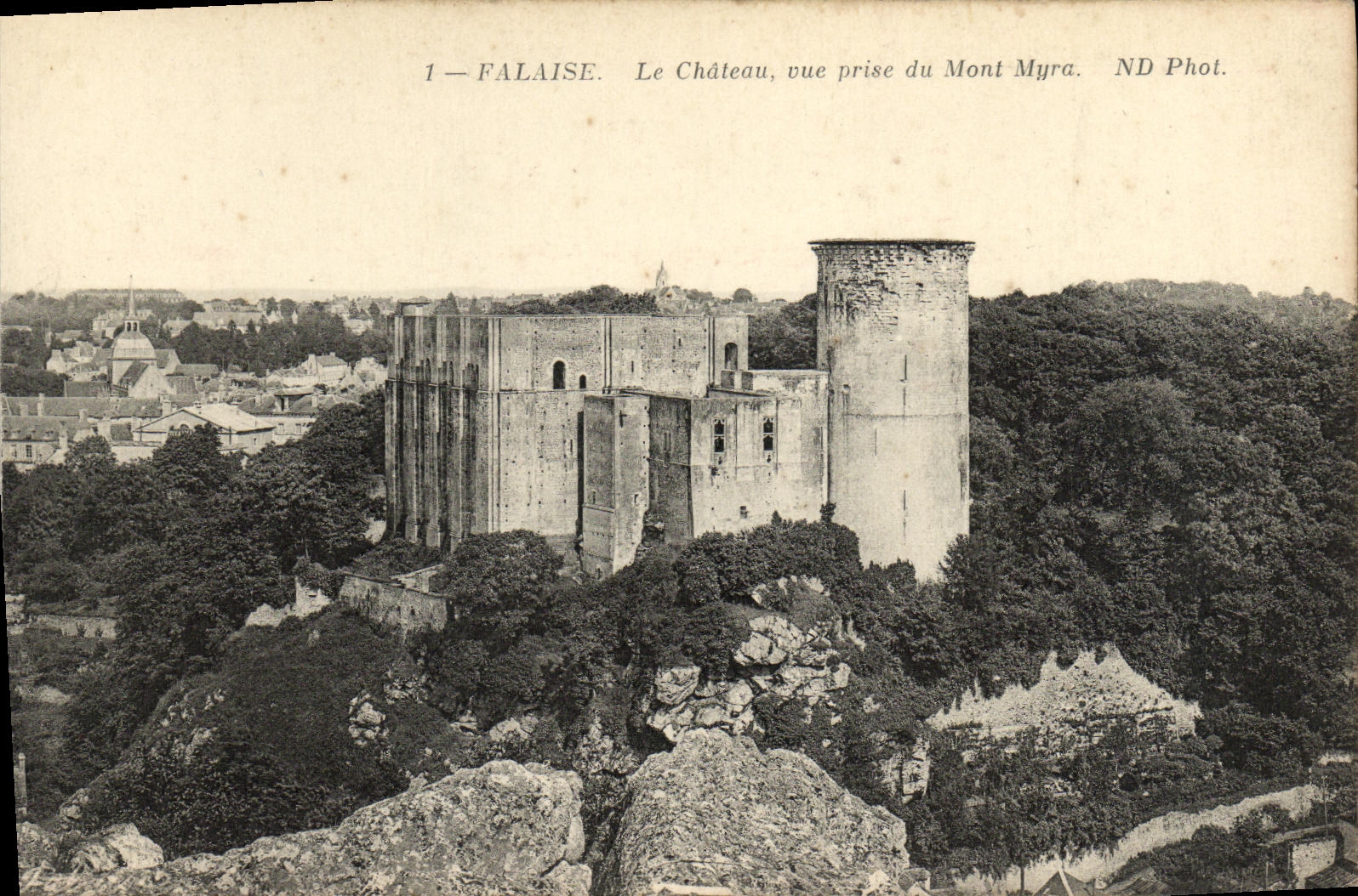 FALAISE. Le Château, vue prise du Mont Myra — ND Phot.