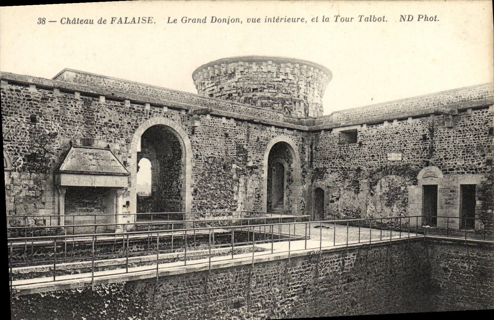 Château de FALAISE — Le Grand Donjon, vue intérieure, et la Tour Talbot — ND Phot.