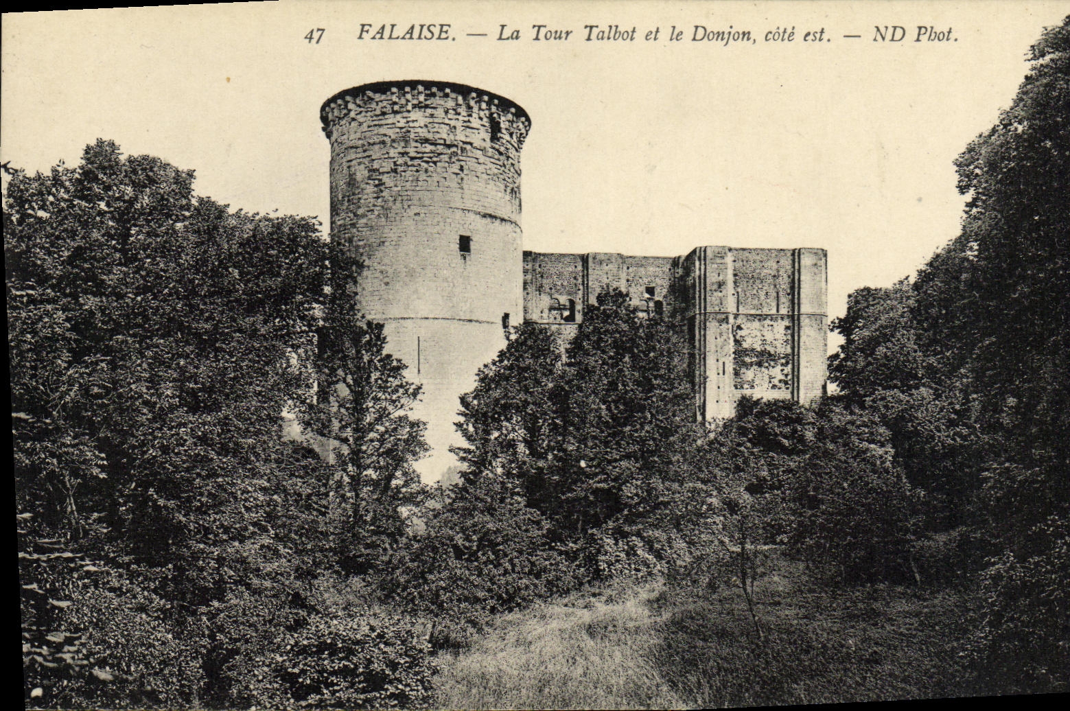 Falaise — La Tour Talbot et le Donjon, côté est — ND Phot.