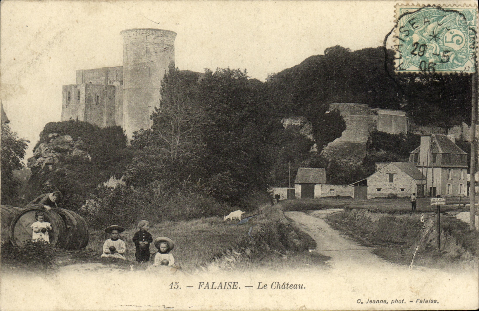 Falaise — El Castillo — C. Jeanne, fot. — Falaise.