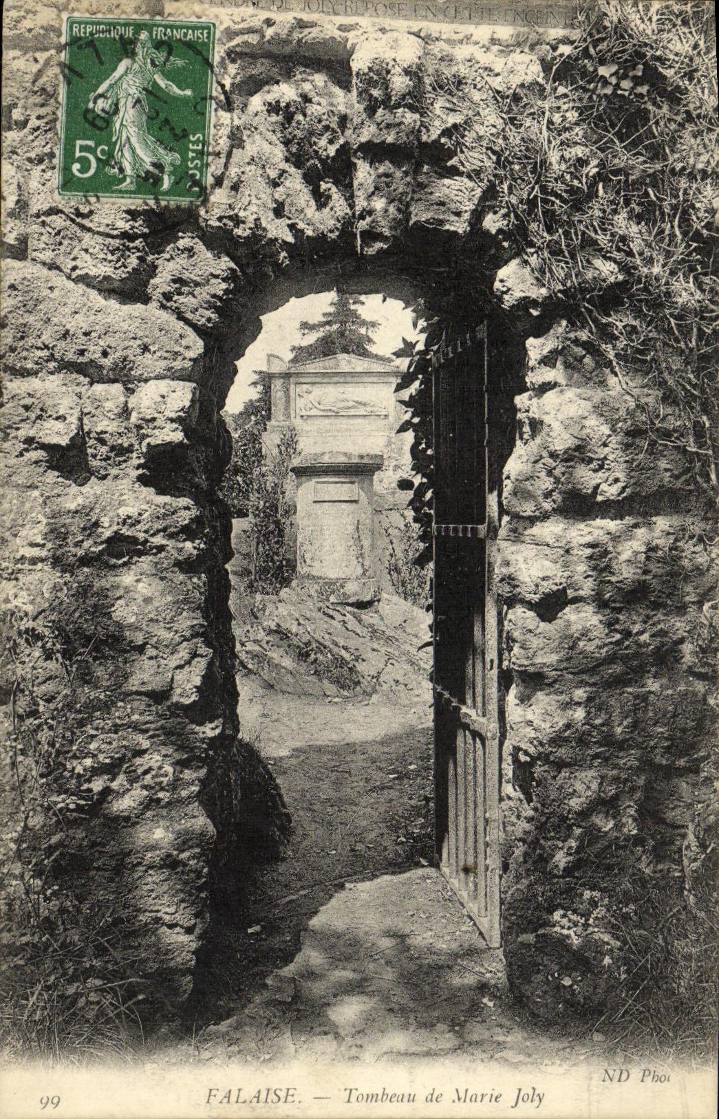 Falaise — Grabmal von Marie Joly — ND Phot