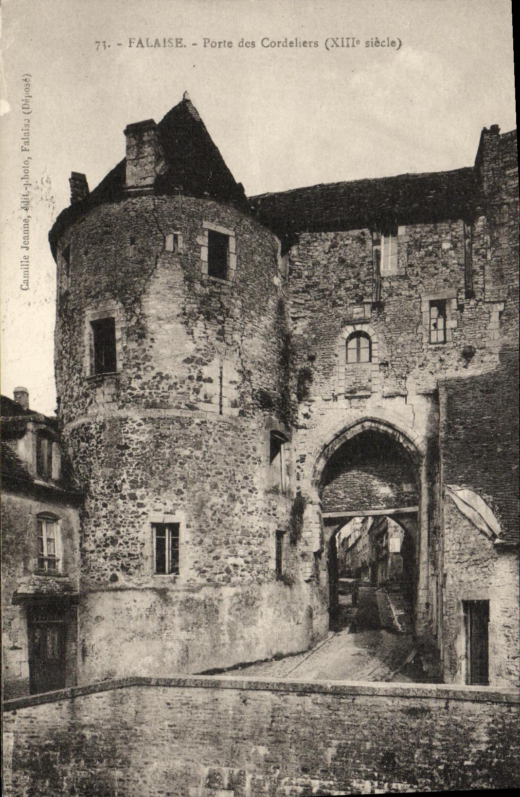 FALAISE - Porte des Cordeliers (XIIIe siècle) — Camille Jeannes, édit.-photo, Falaise (Bijposé)