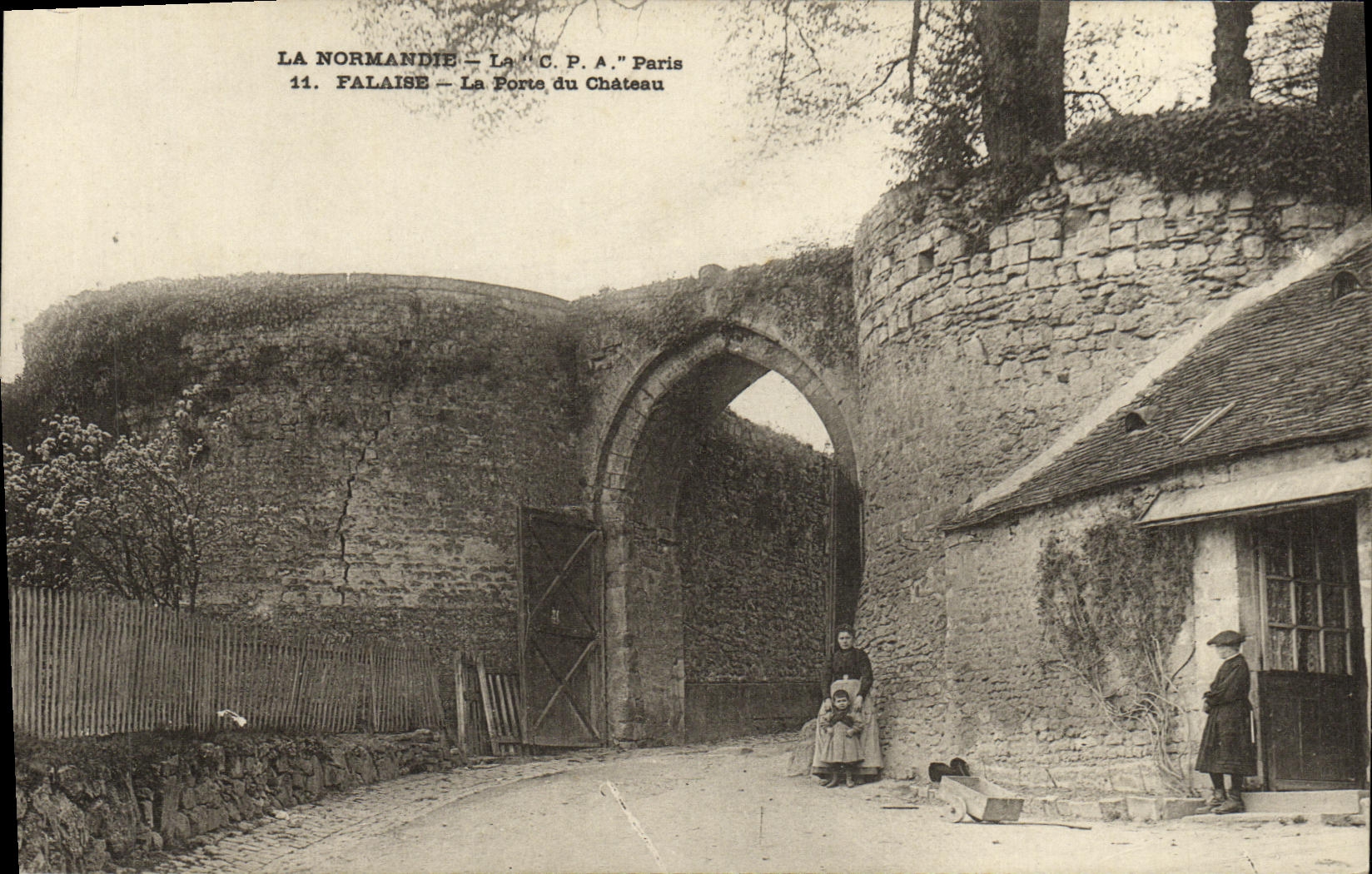 Falaise — La Porte du Château — C.P.A. Paris n°11