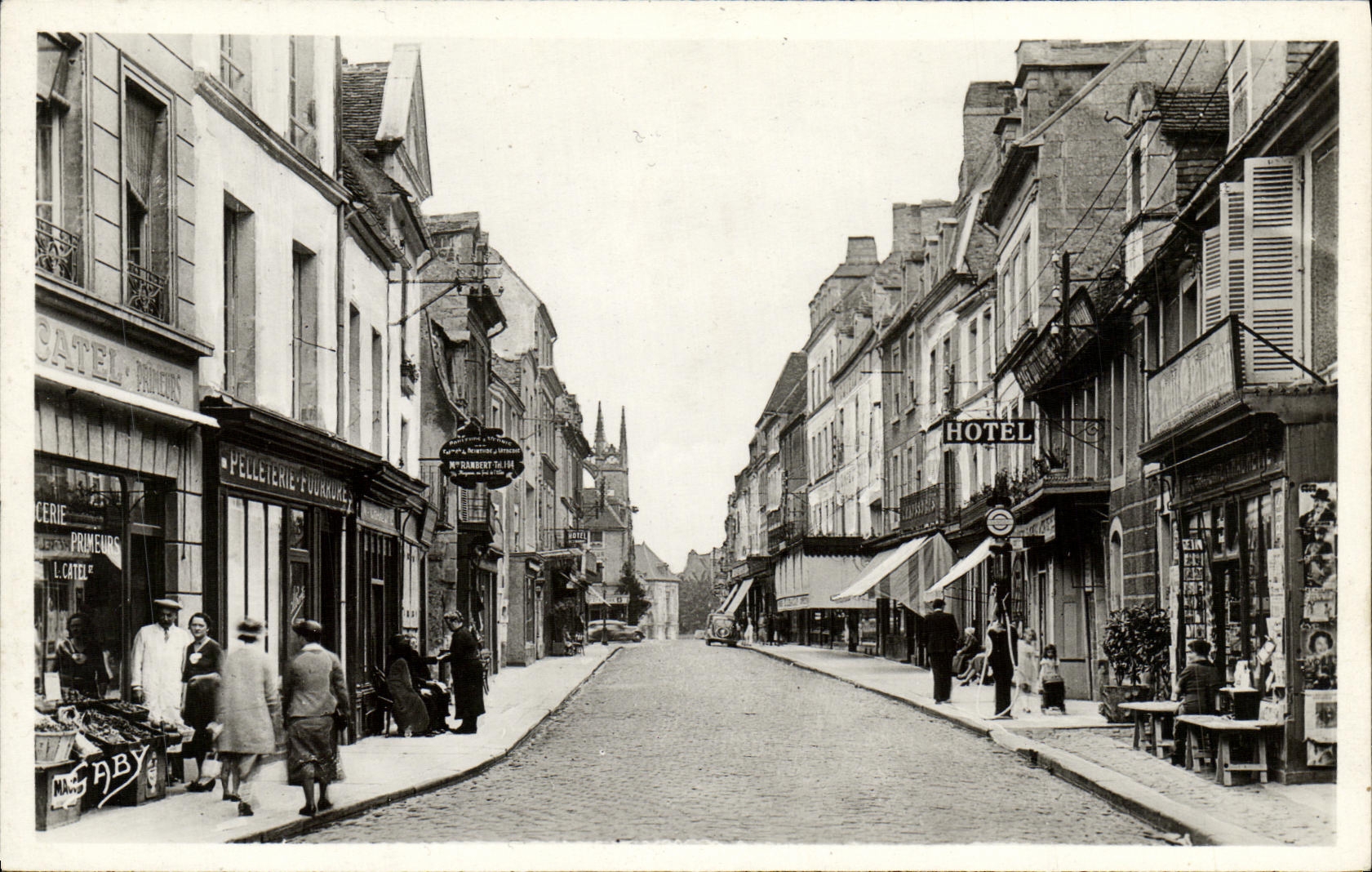 FALAISE - Rue de la Pelleterie — vue de la rue avec commerces et hôtel — Éditions Caby