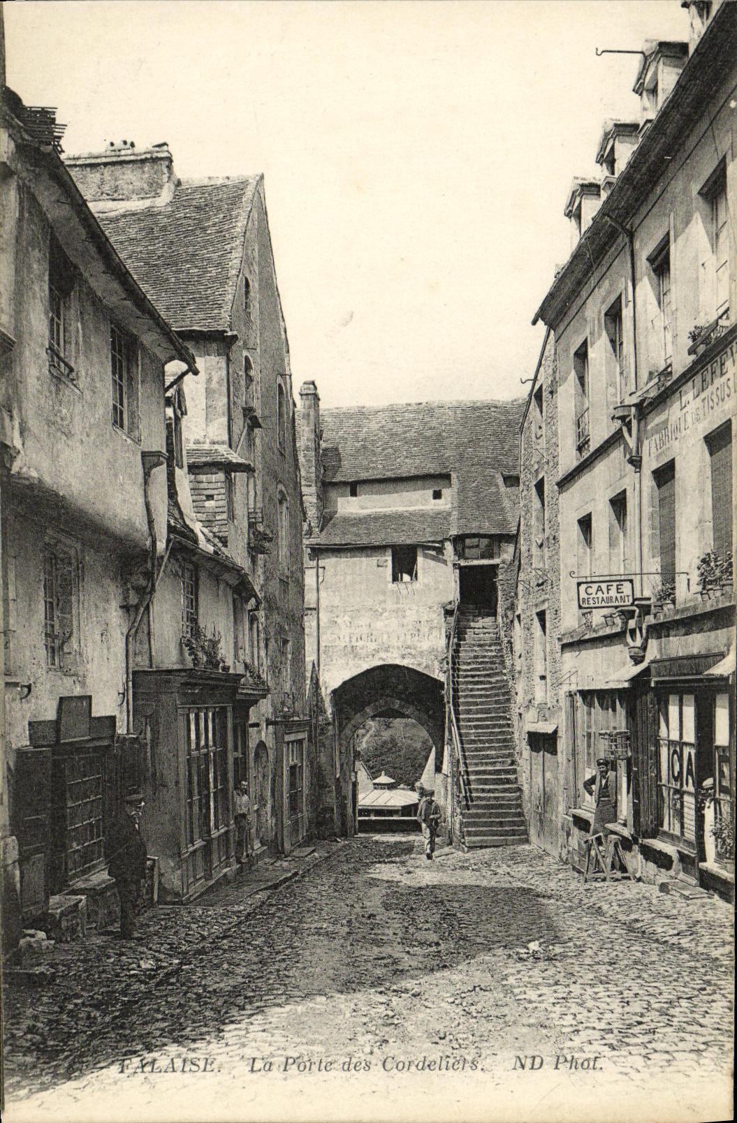 FALAISE. La Porte des Cordeliers — ND Phof.