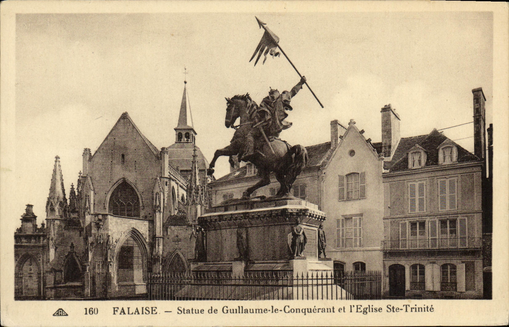CPA Falaise Statue de Guillaume le Conquerant et l Eglise Ste Trinite