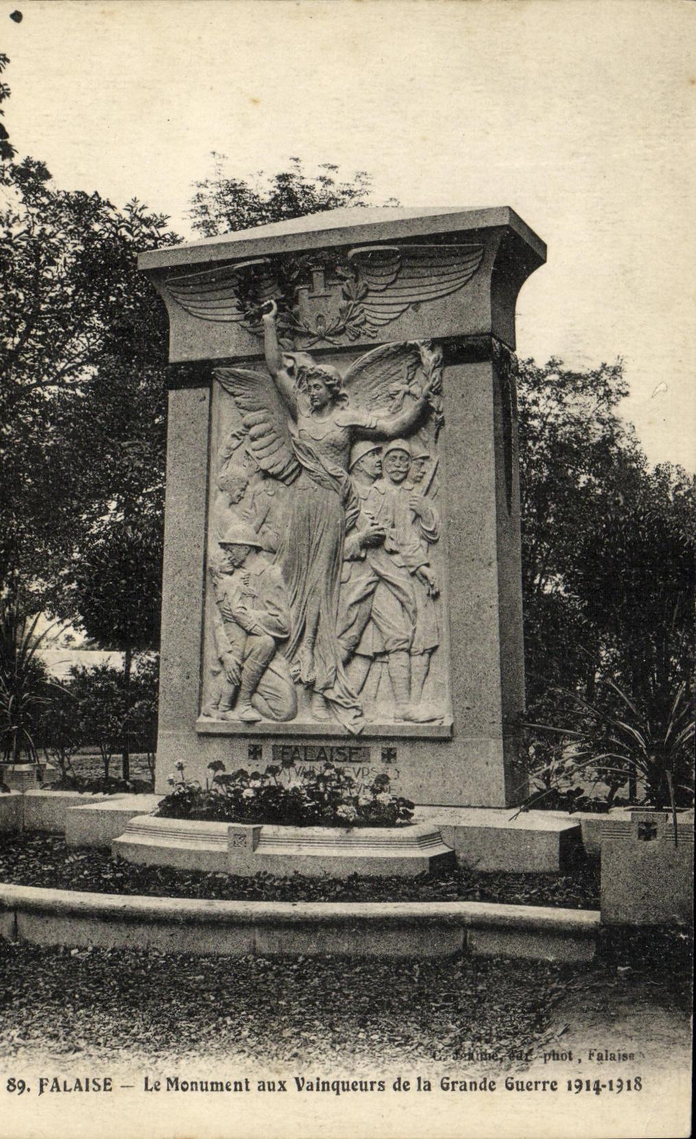CPA Falaise Le Monument aux Vainqueurs de la Grande Guerre 1914 1918 Militaria